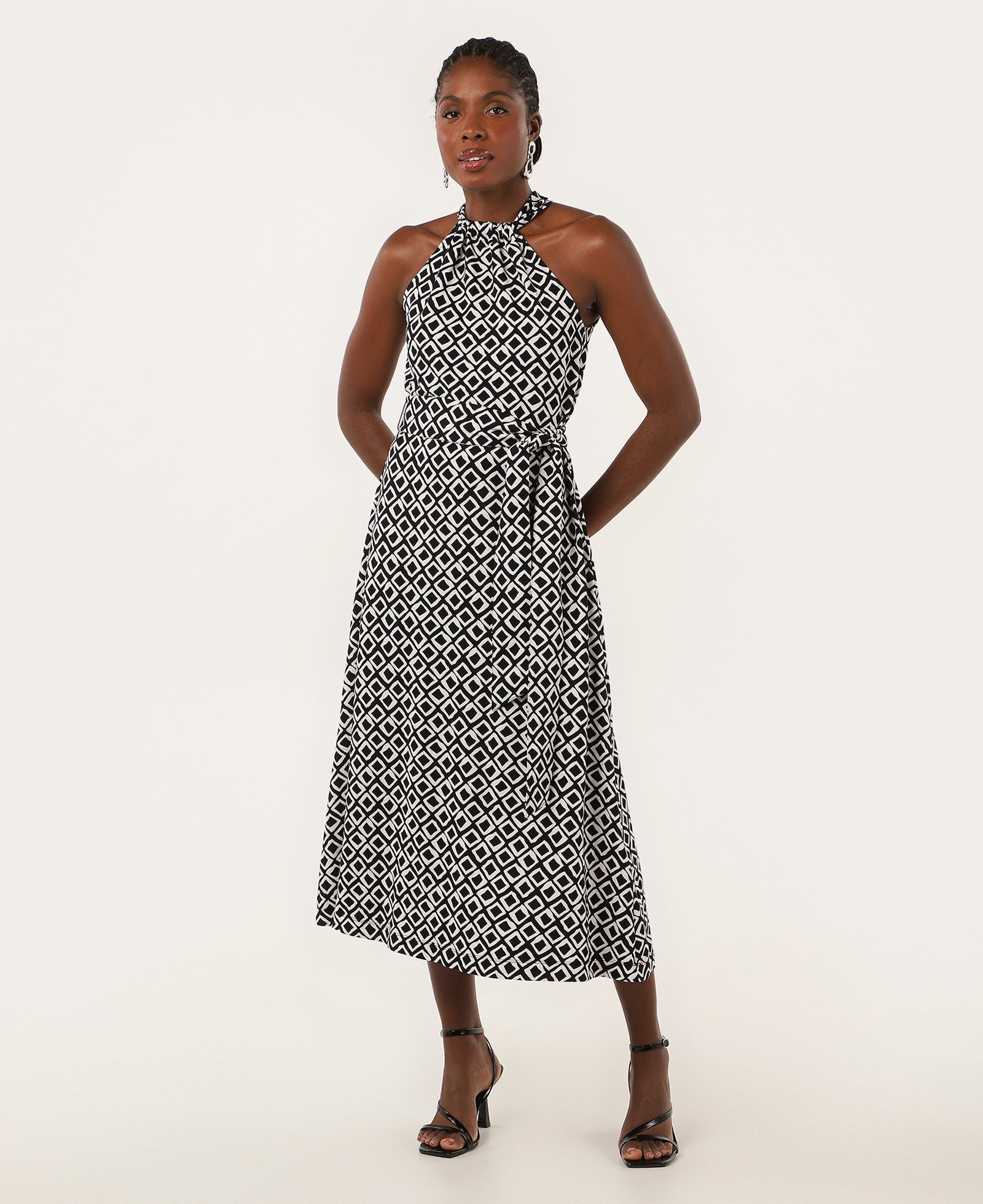 Vestido midi evasê Helena em viscose decote trapézio geométrico preto | AK by Riachuelo