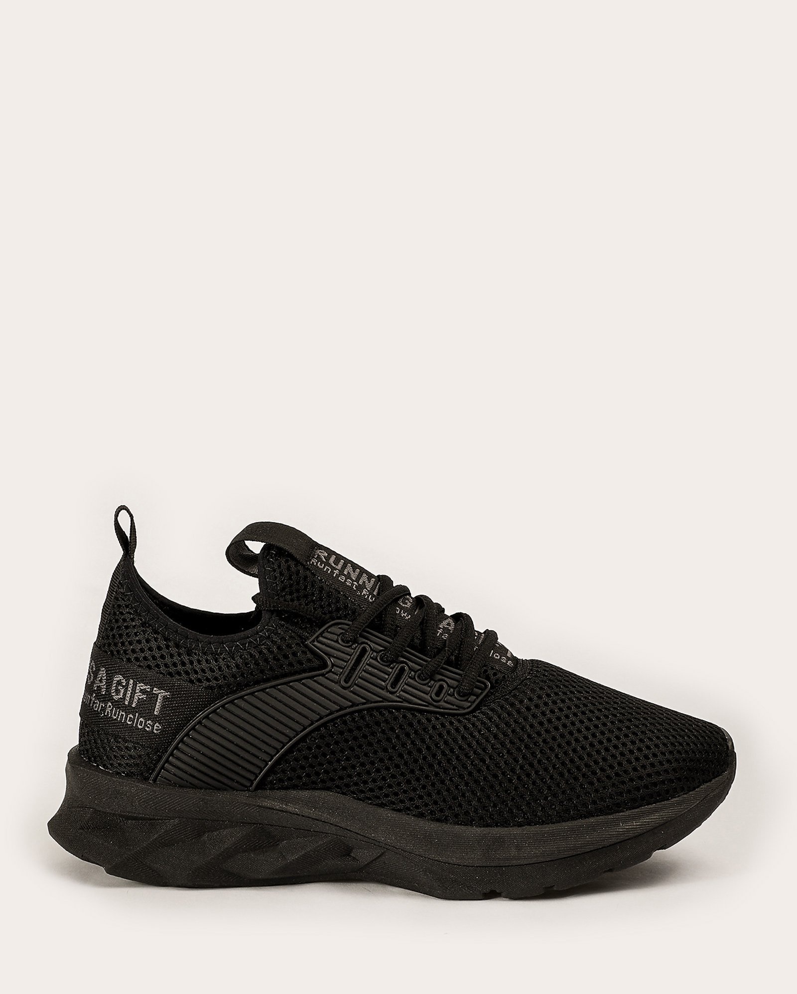 Tênis masculino esportivo com detalhe preto | Riachuelo