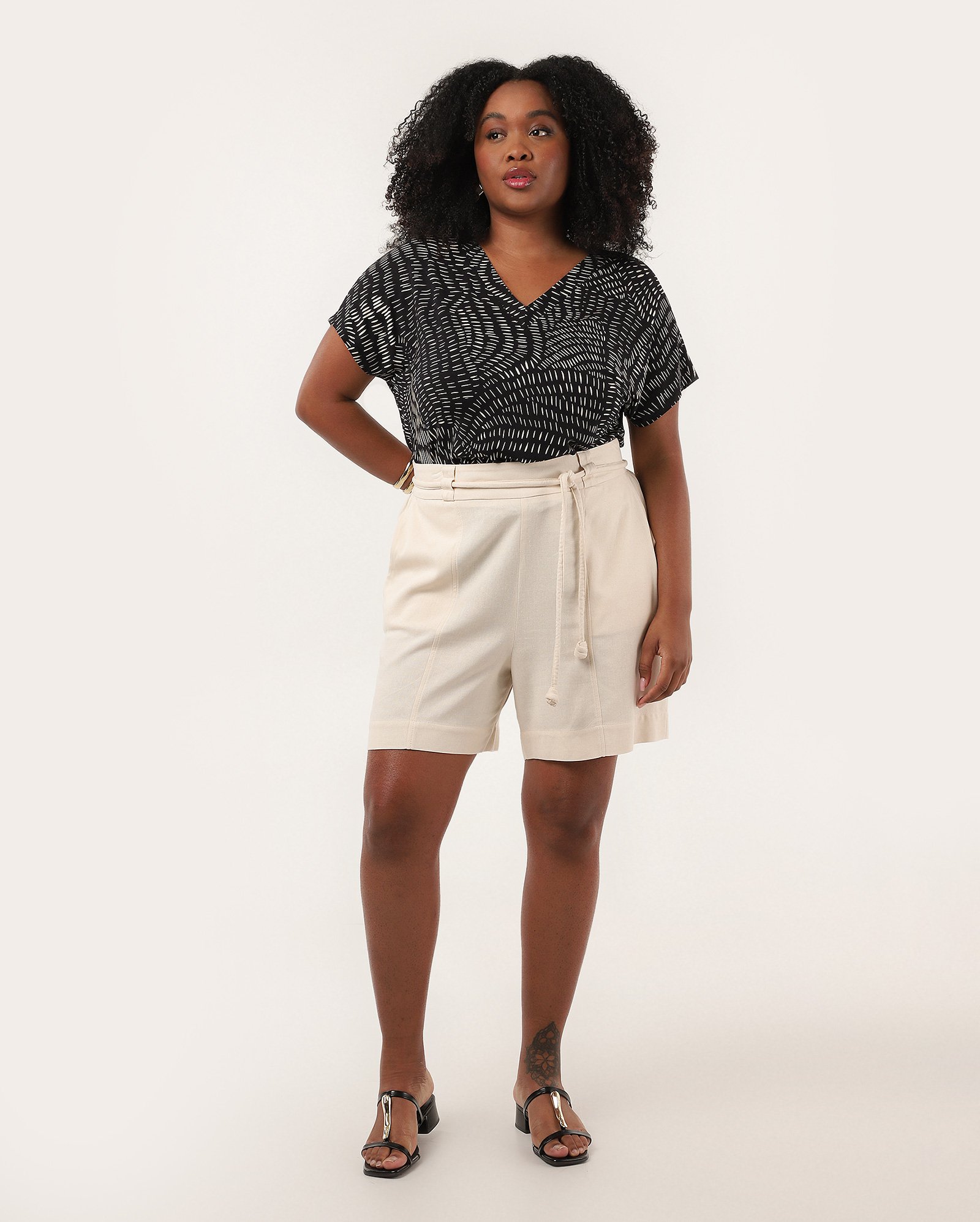Blusa plus size feminina em viscose abstrata preta | AK Plus by Riachuelo