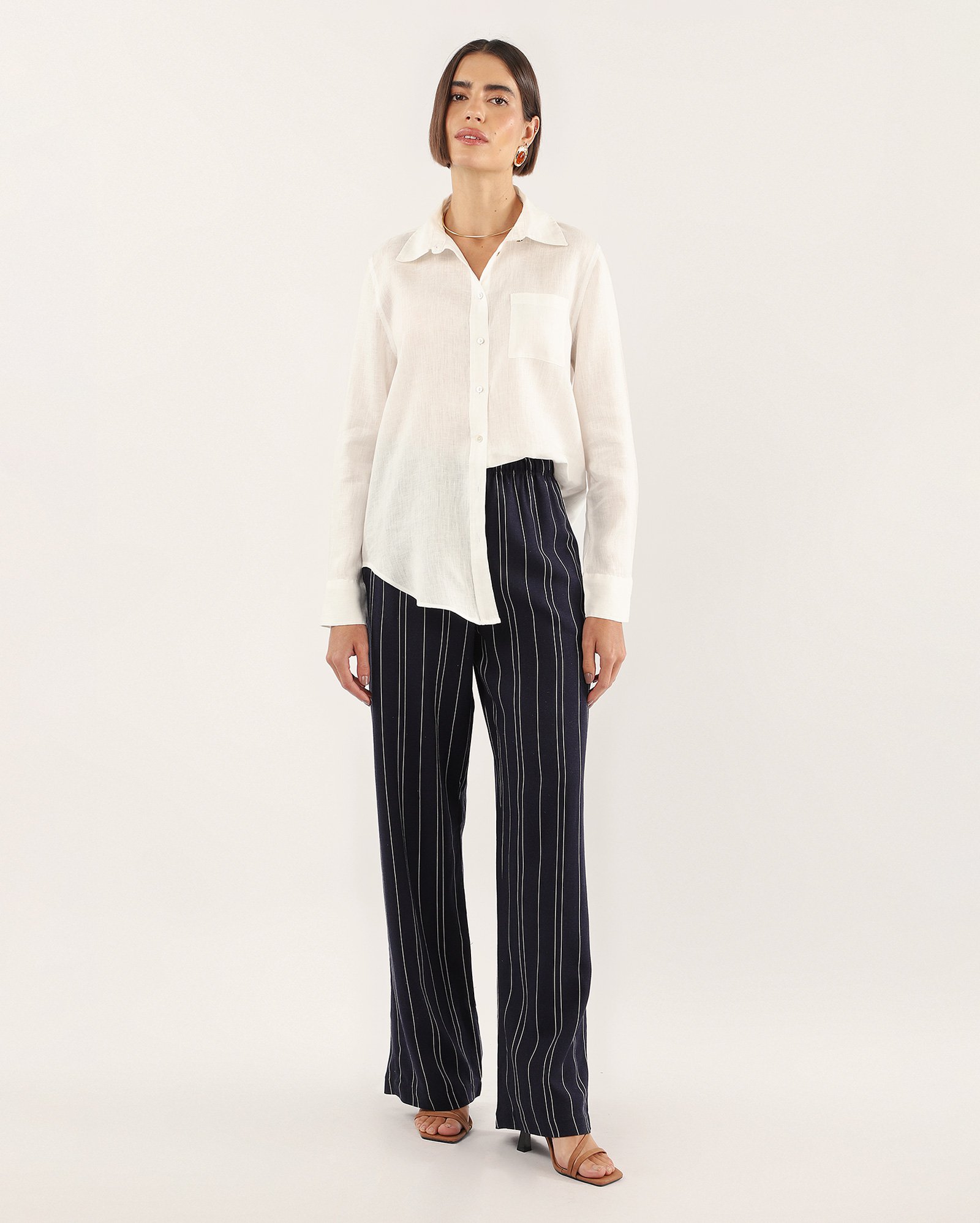 Calça feminina relaxed com viscolinho risca de giz azul