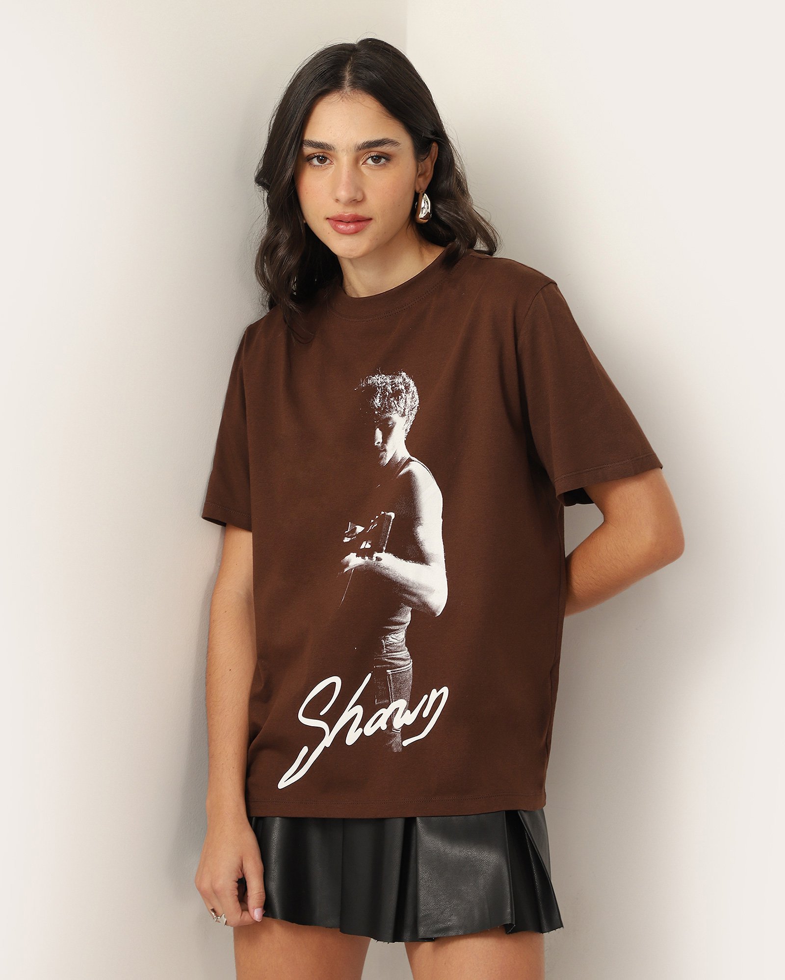 Camiseta feminina alongada artista marrom | Shawn Mendes