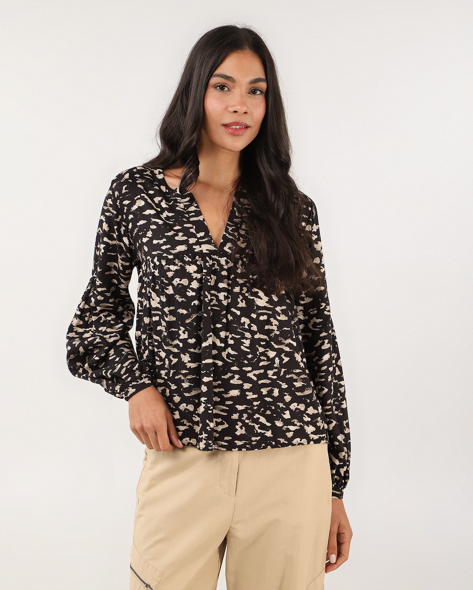 Blusa feminina decote v abstrata preta — foto 4