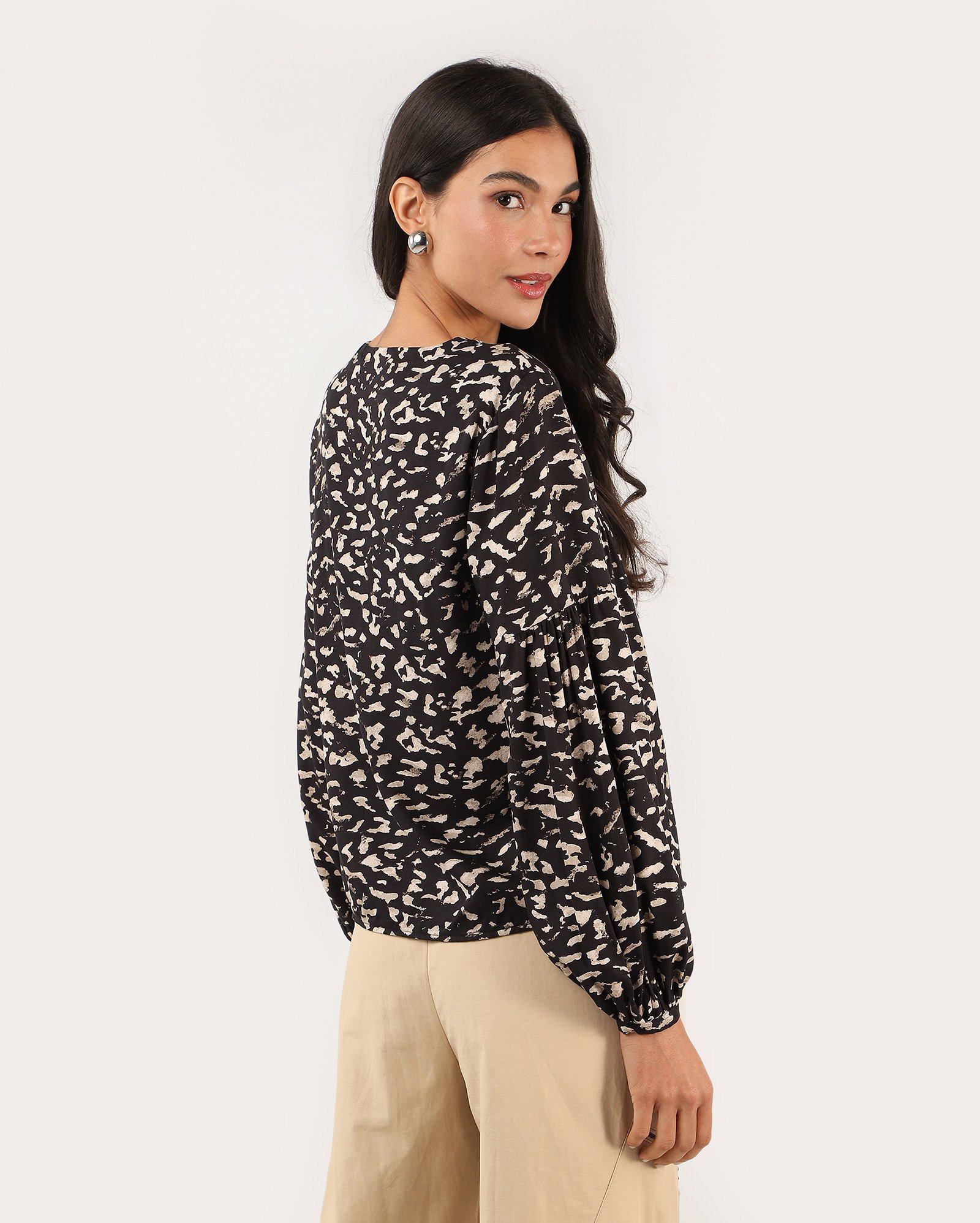 Blusa feminina decote v abstrata preta — foto 5