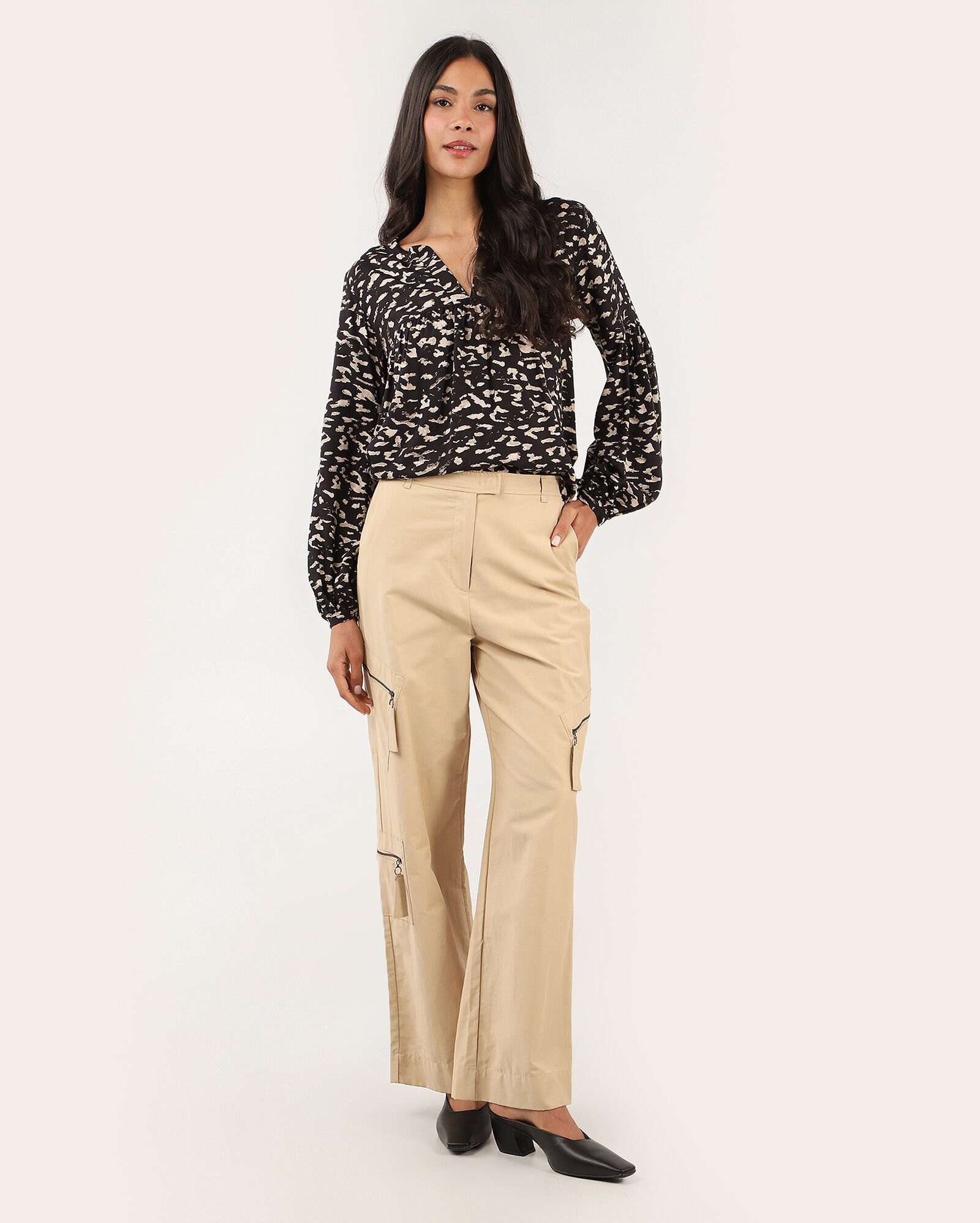 Blusa feminina decote v abstrata preta — foto 2
