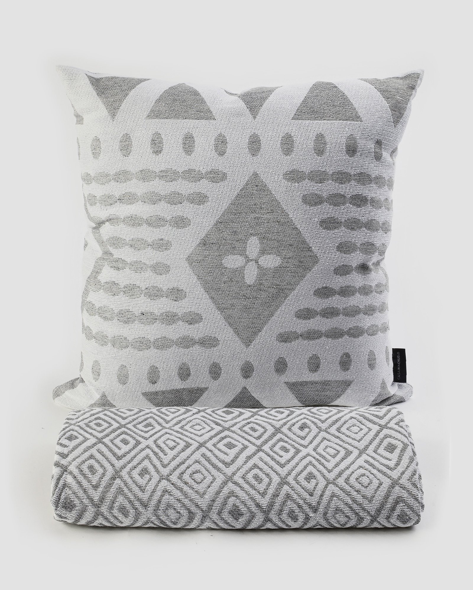 Kit almofada quadrada 45x45cm + manta decorativa 135x180cm - Cinza | Casa Riachuelo