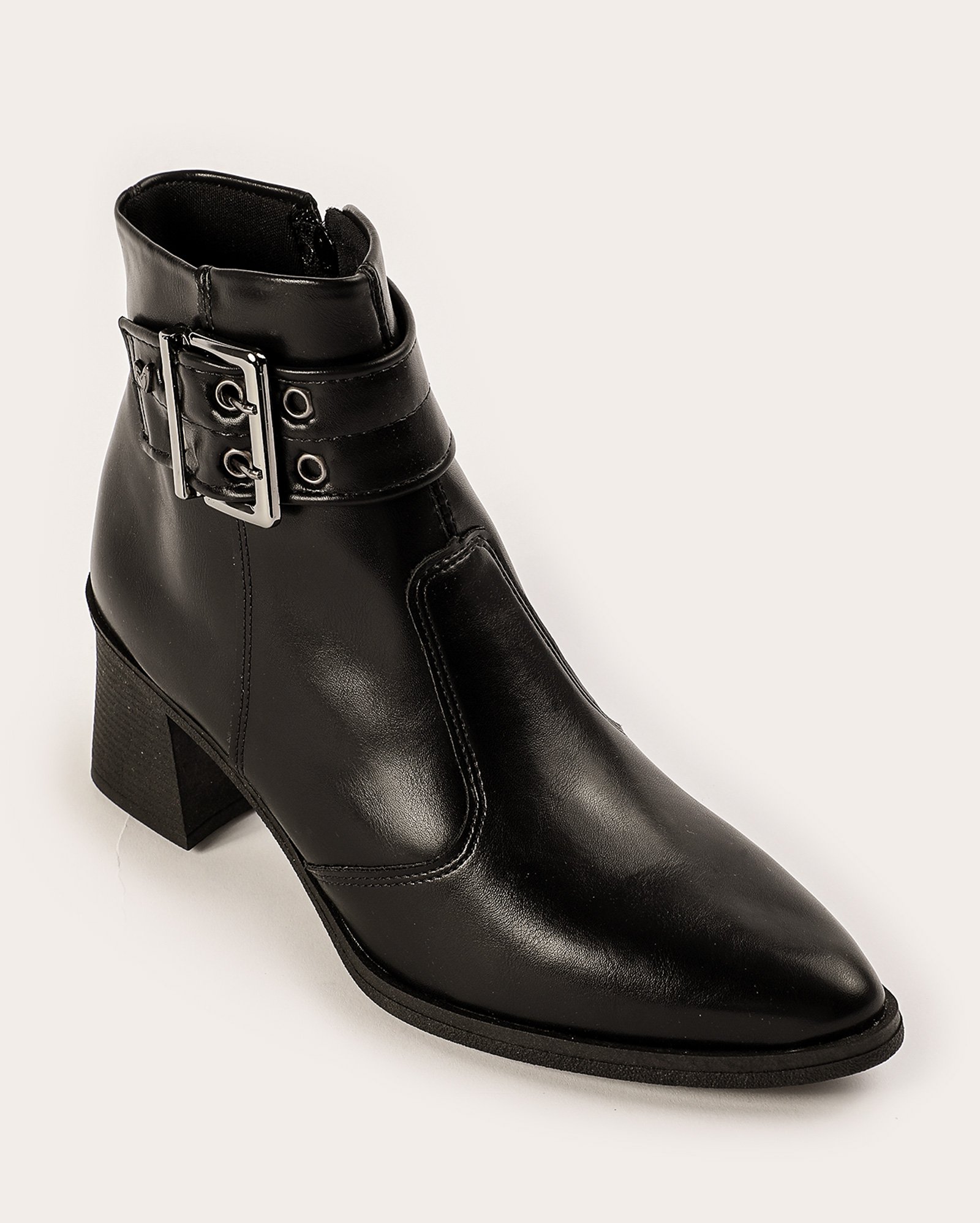 Bota feminina ankle boot cano curto com ilhós e fivela preta | Riachuelo