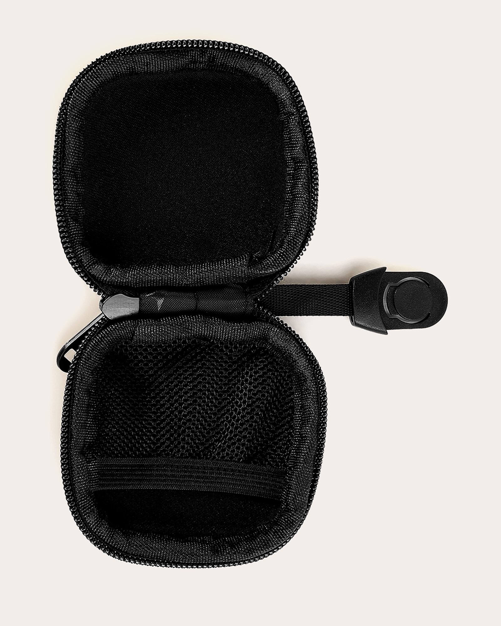 Porta fone de ouvido quadrado com zíper - preto | Clio Style