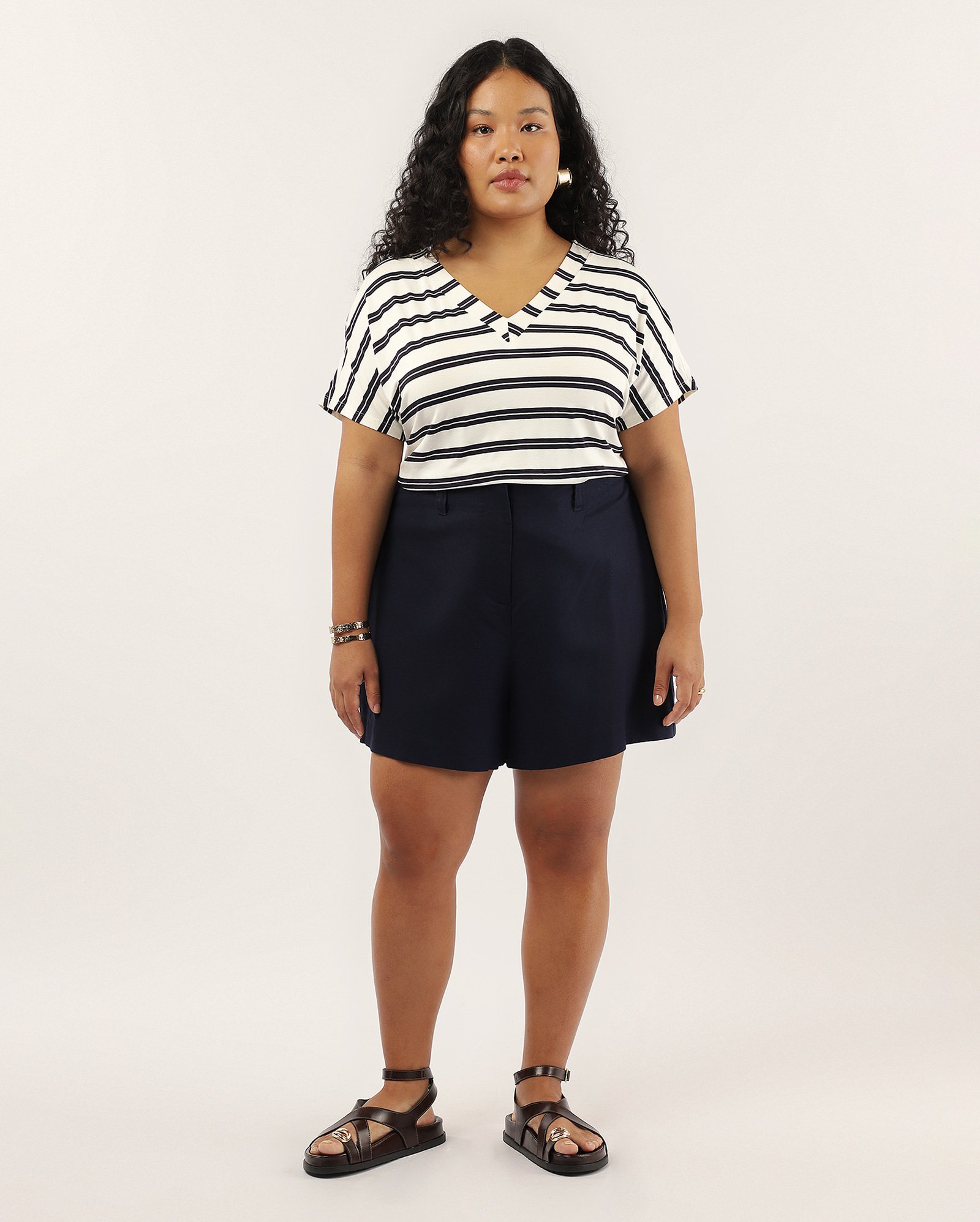 Blusa plus size feminina com viscose decote V listrada branca