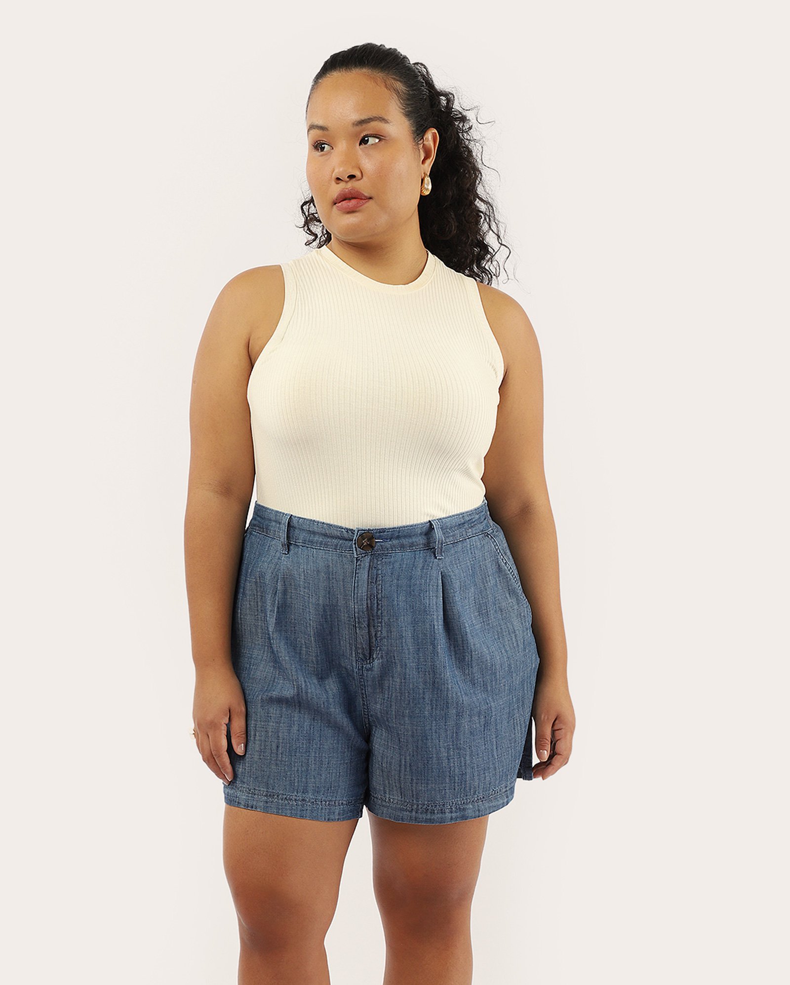 Short jeans feminino plus size estonado denim médio