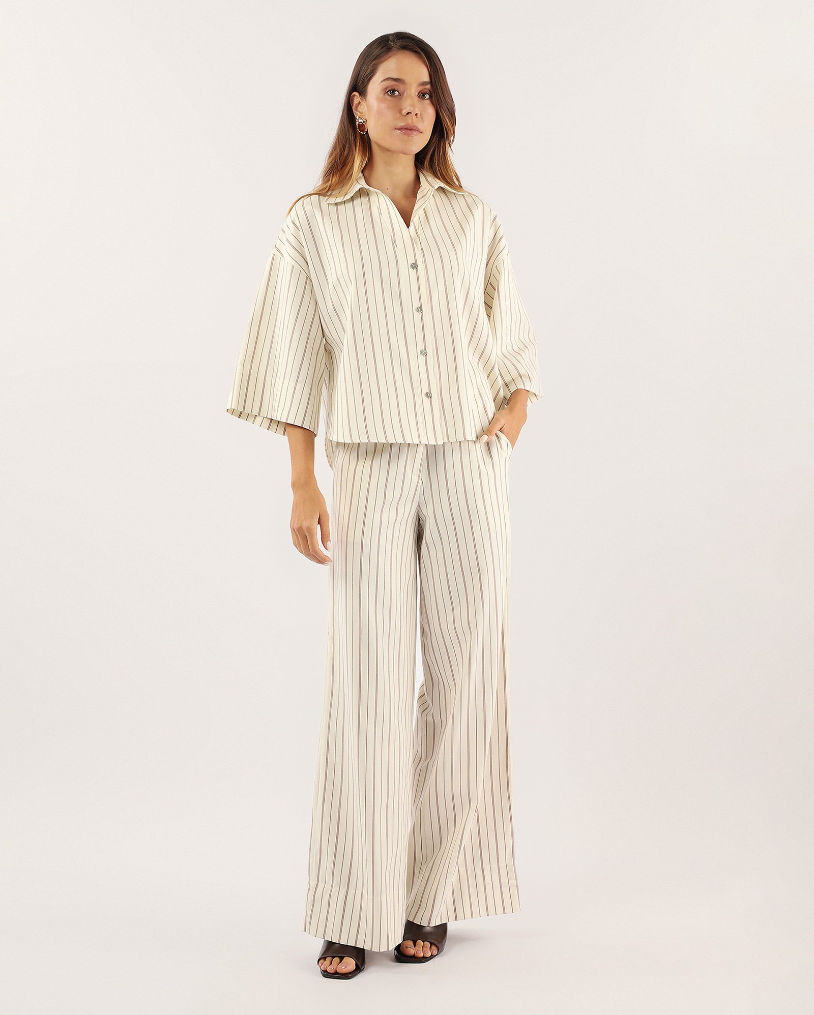 Camisa feminina manga 7/8 risca de giz off-white