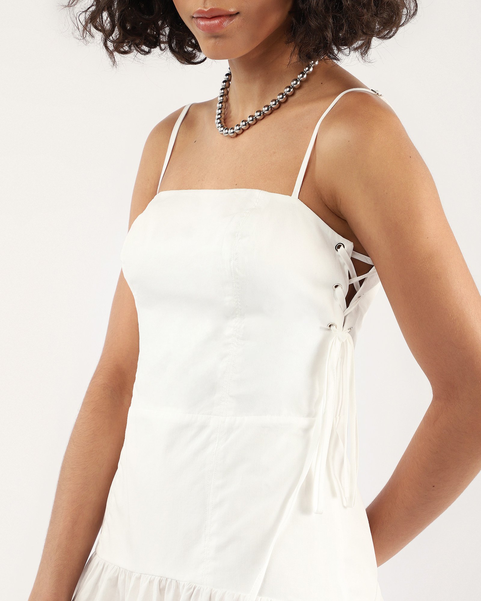 Vestido curto acinturado com amarração lateral branco — foto 4