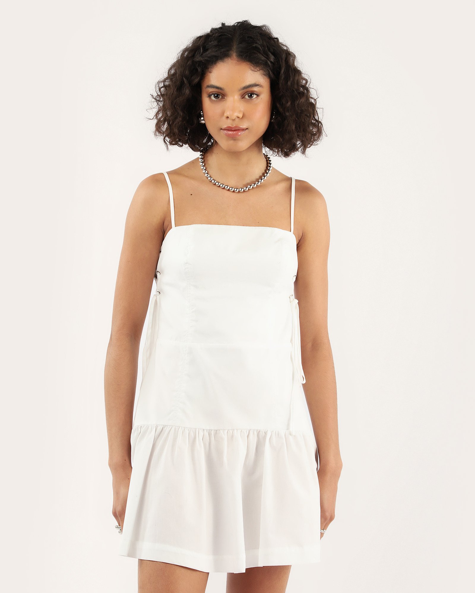 Vestido curto acinturado com amarração lateral branco — foto 2