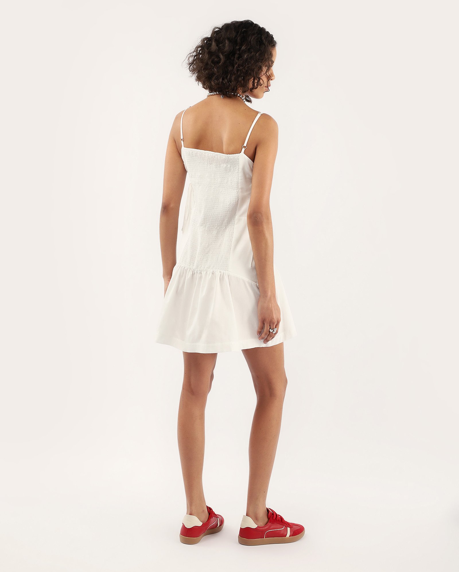 Vestido curto acinturado com amarração lateral branco — foto 5