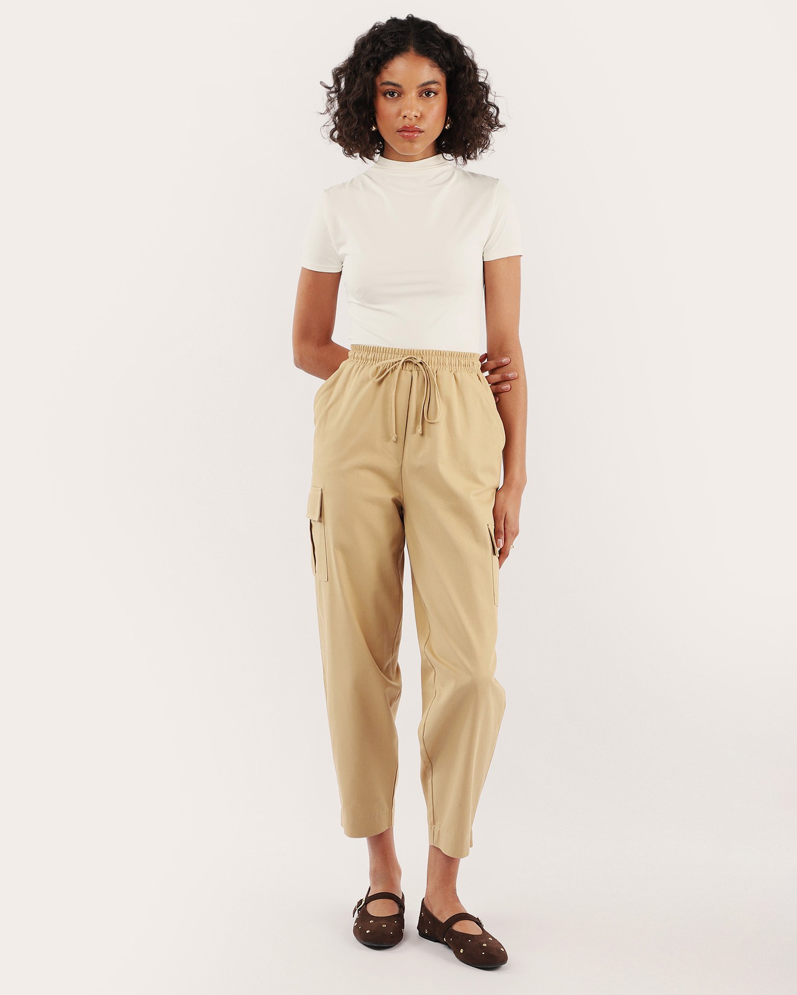 Calça feminina com elástico bolsos cargo bege | Pool