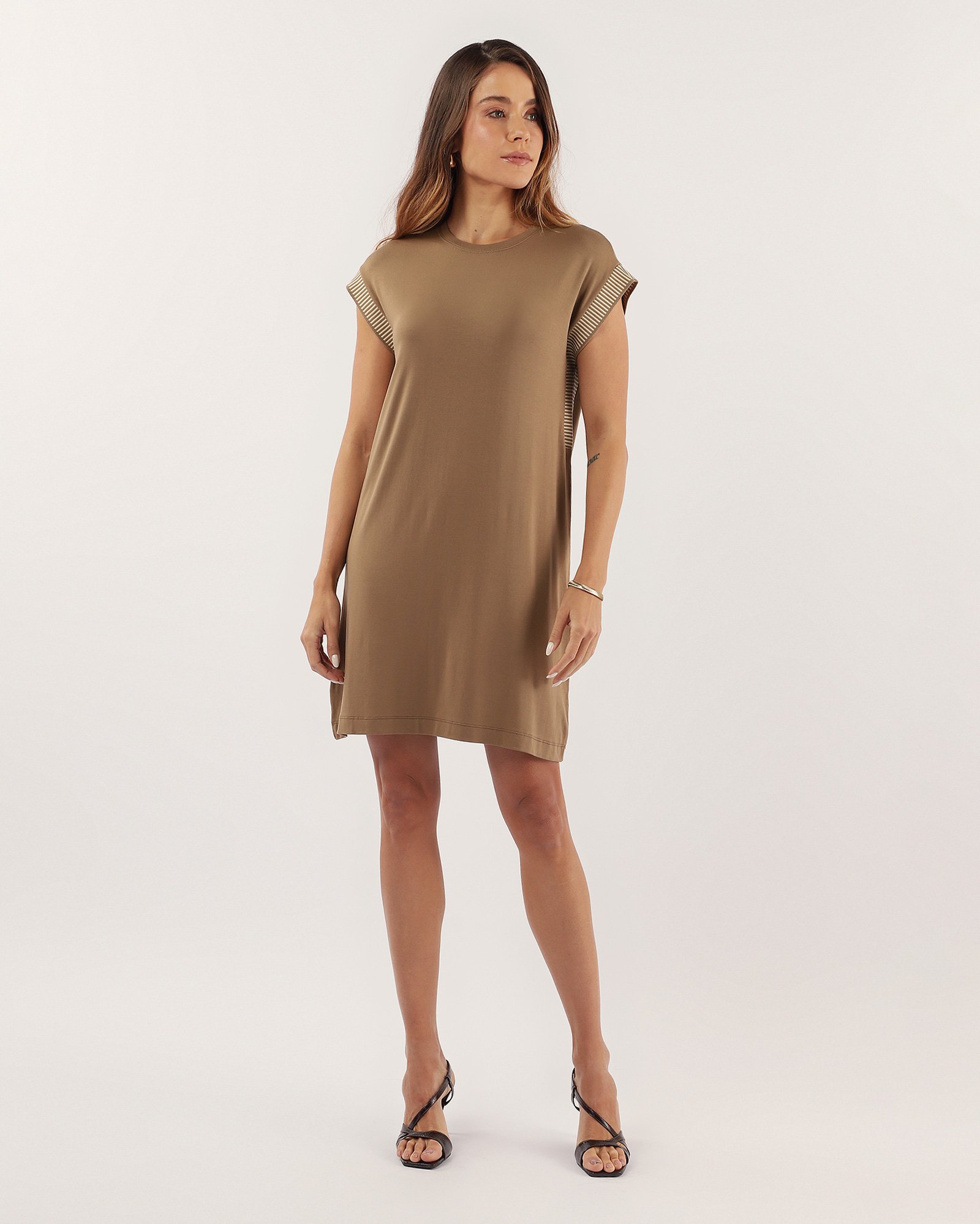 Vestido curto reto com viscose Julie liso marrom