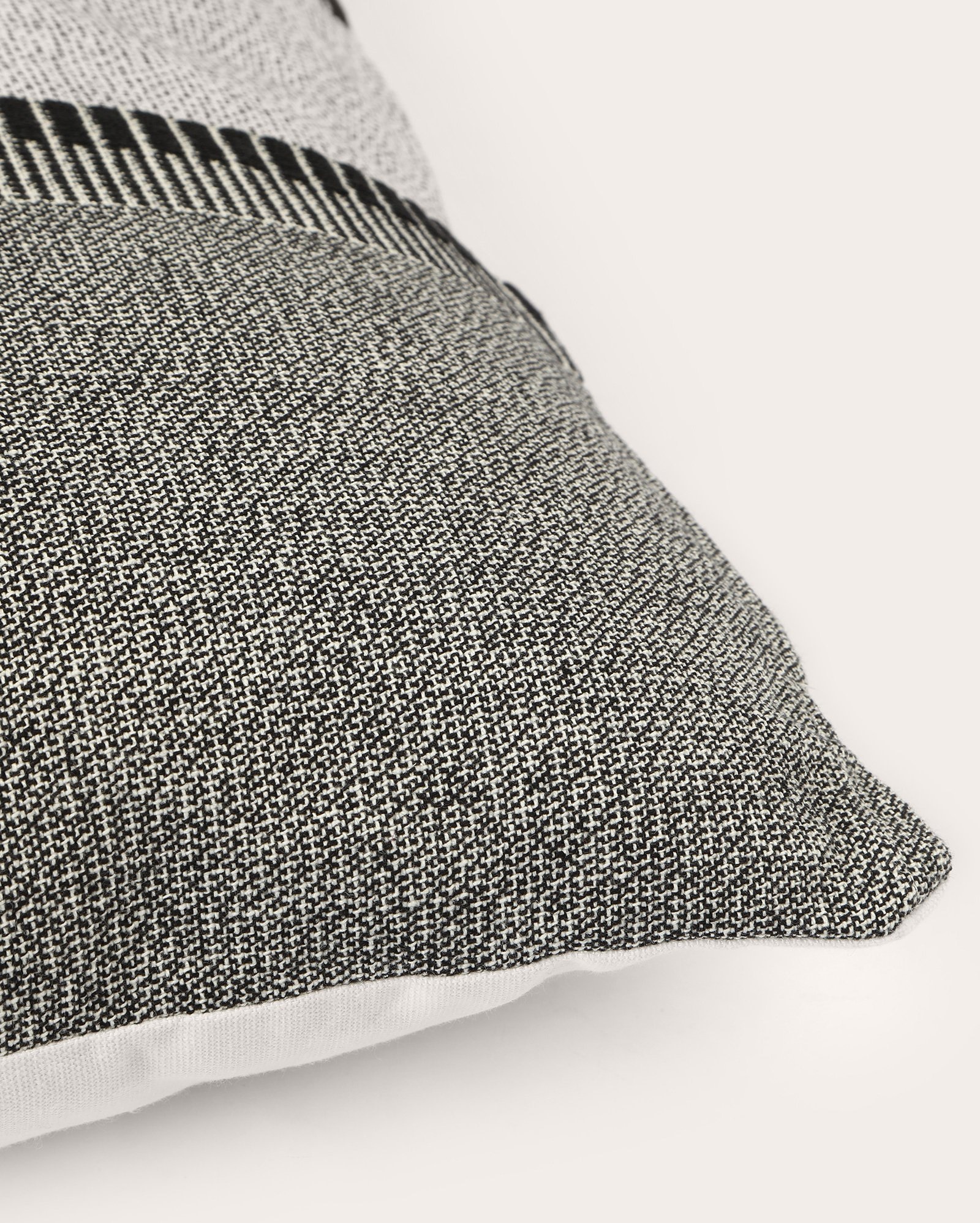 Almofada Vitto 45x45cm bordado listrado multicor | Casa Riachuelo