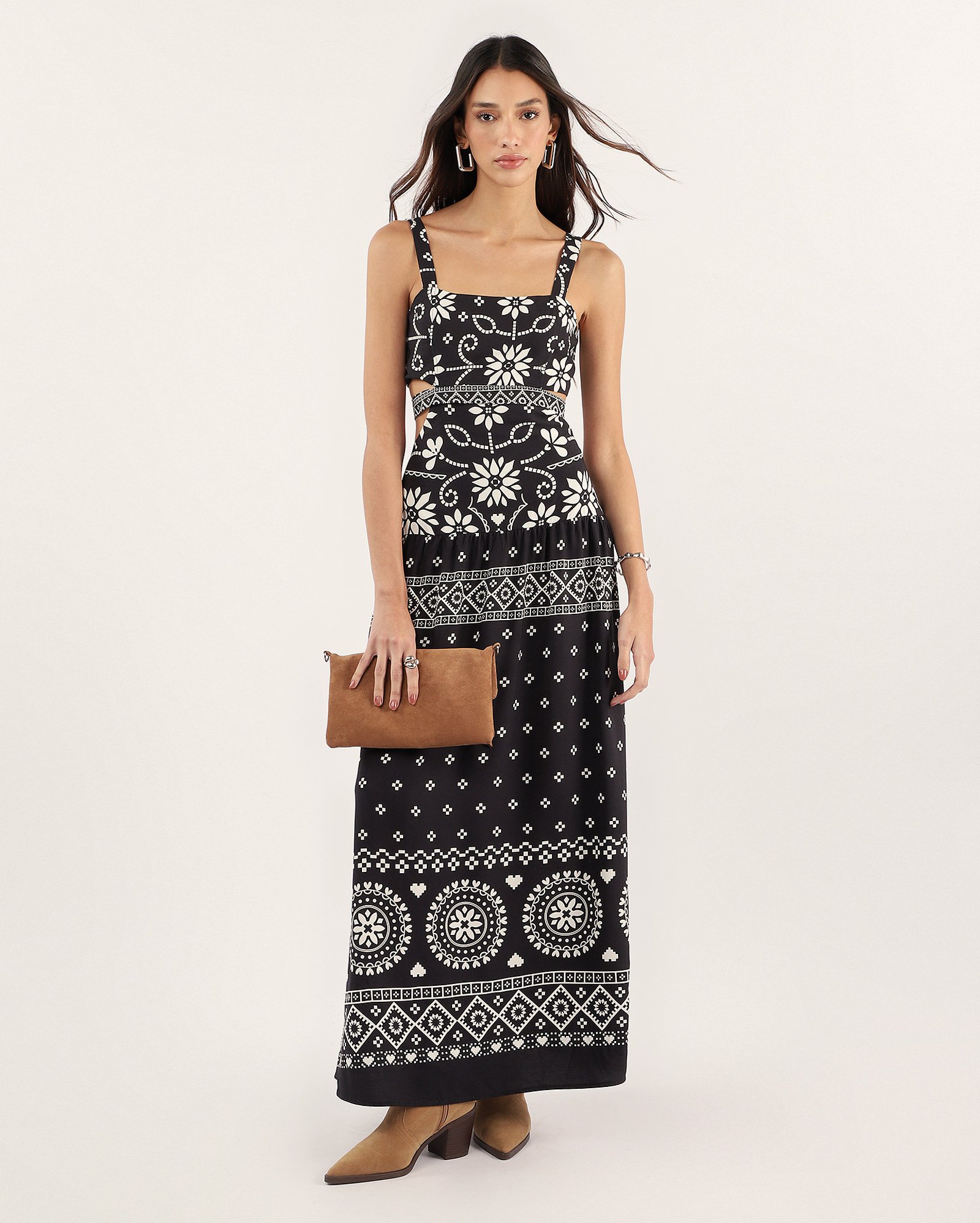 Vestido midi evasê em viscose com recorte preto