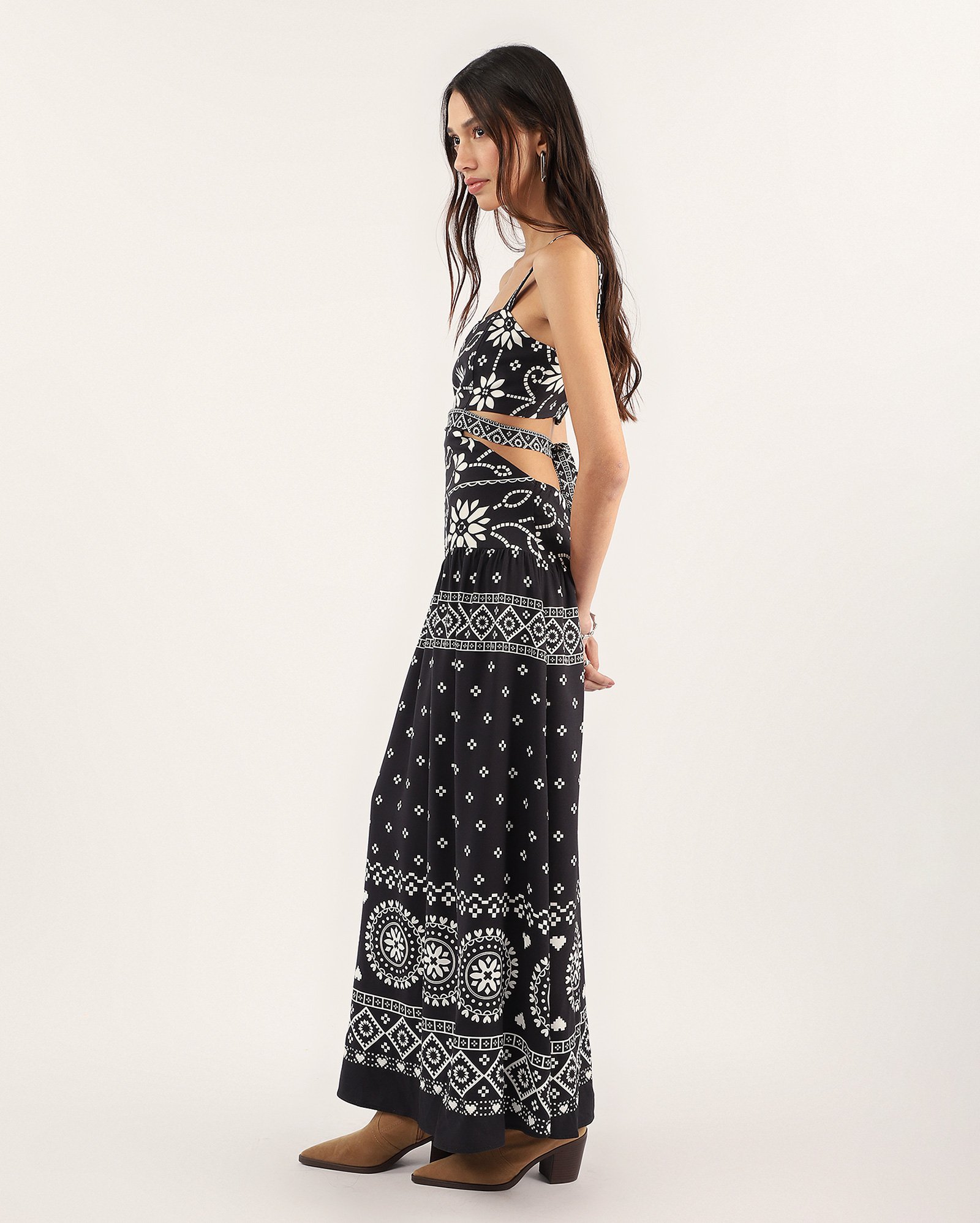 Vestido midi evasê em viscose com recorte preto