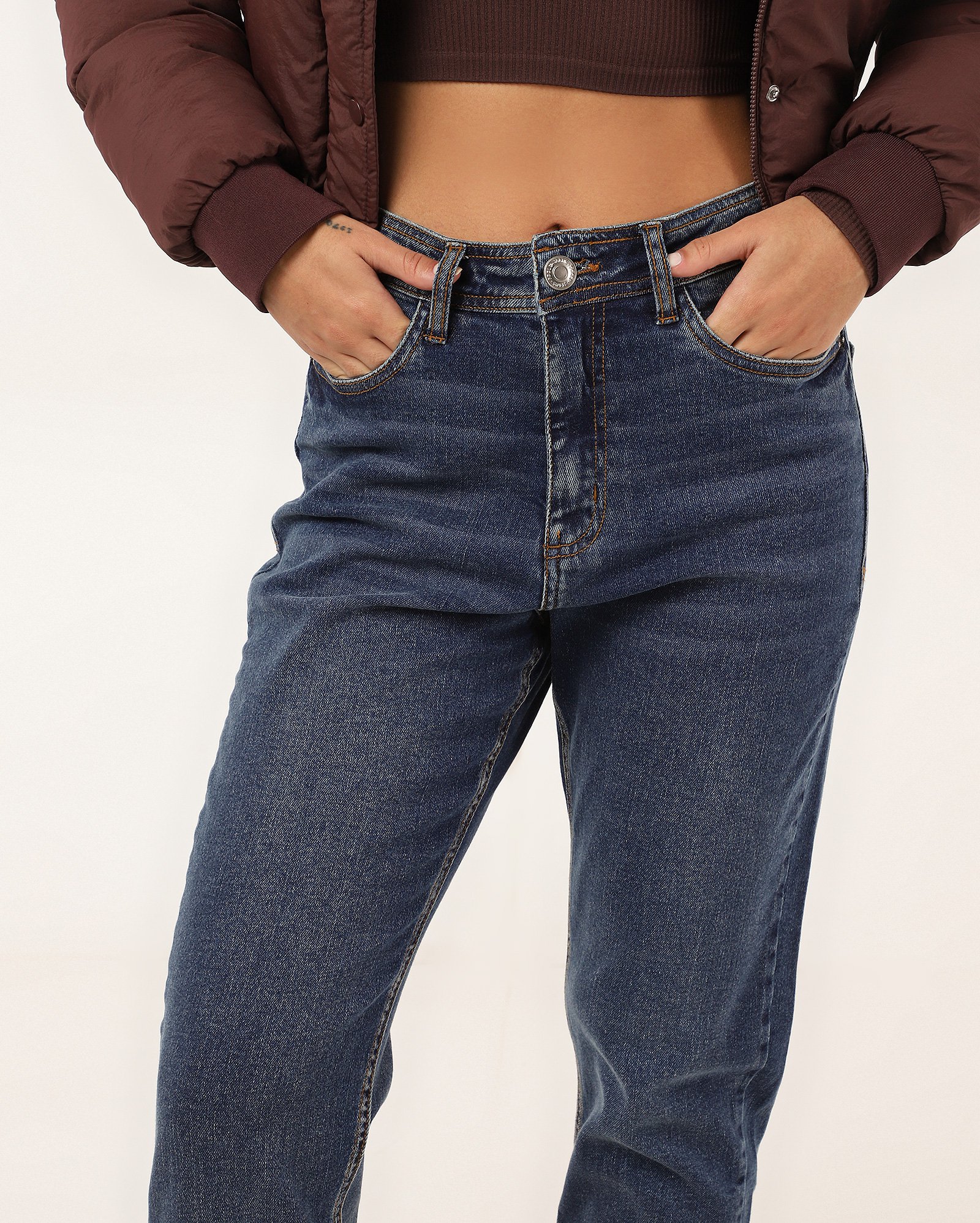 Calça jeans feminina mom cintura média estonada - Jeans Escuro | Pool Jeans