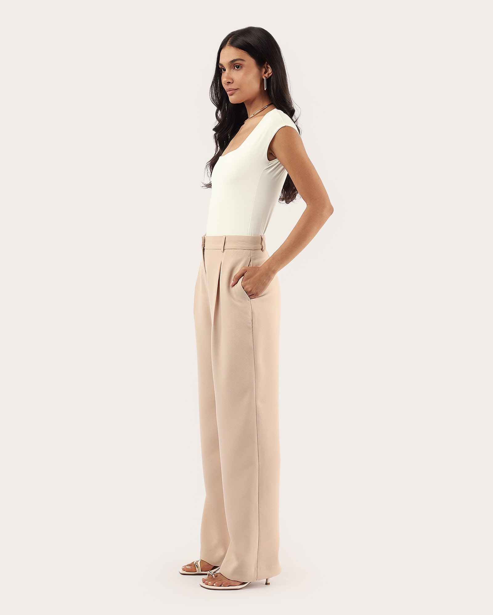 Calça feminina pantalona de alfaiataria com pregas - Bege