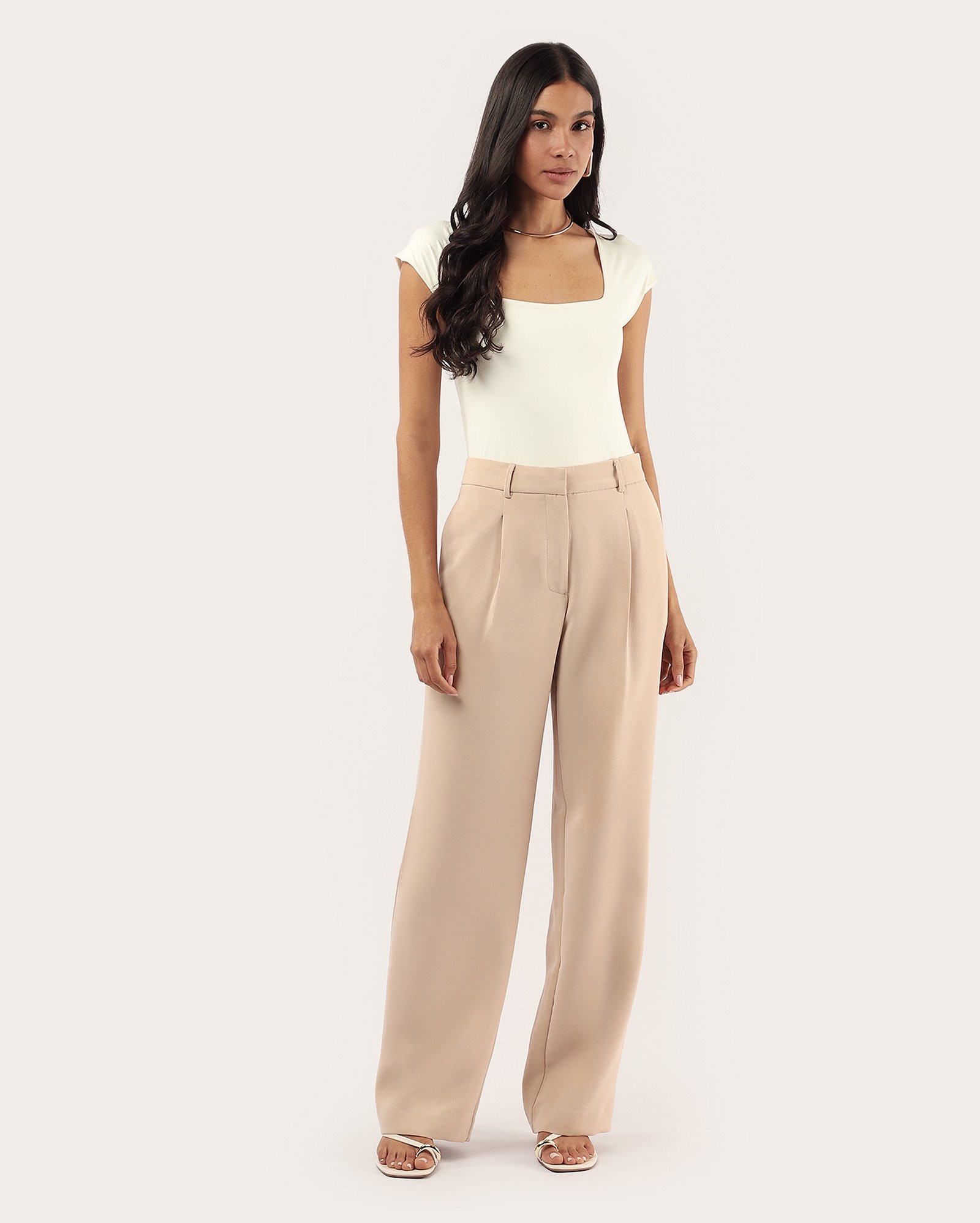 Calça feminina pantalona de alfaiataria com pregas - Bege