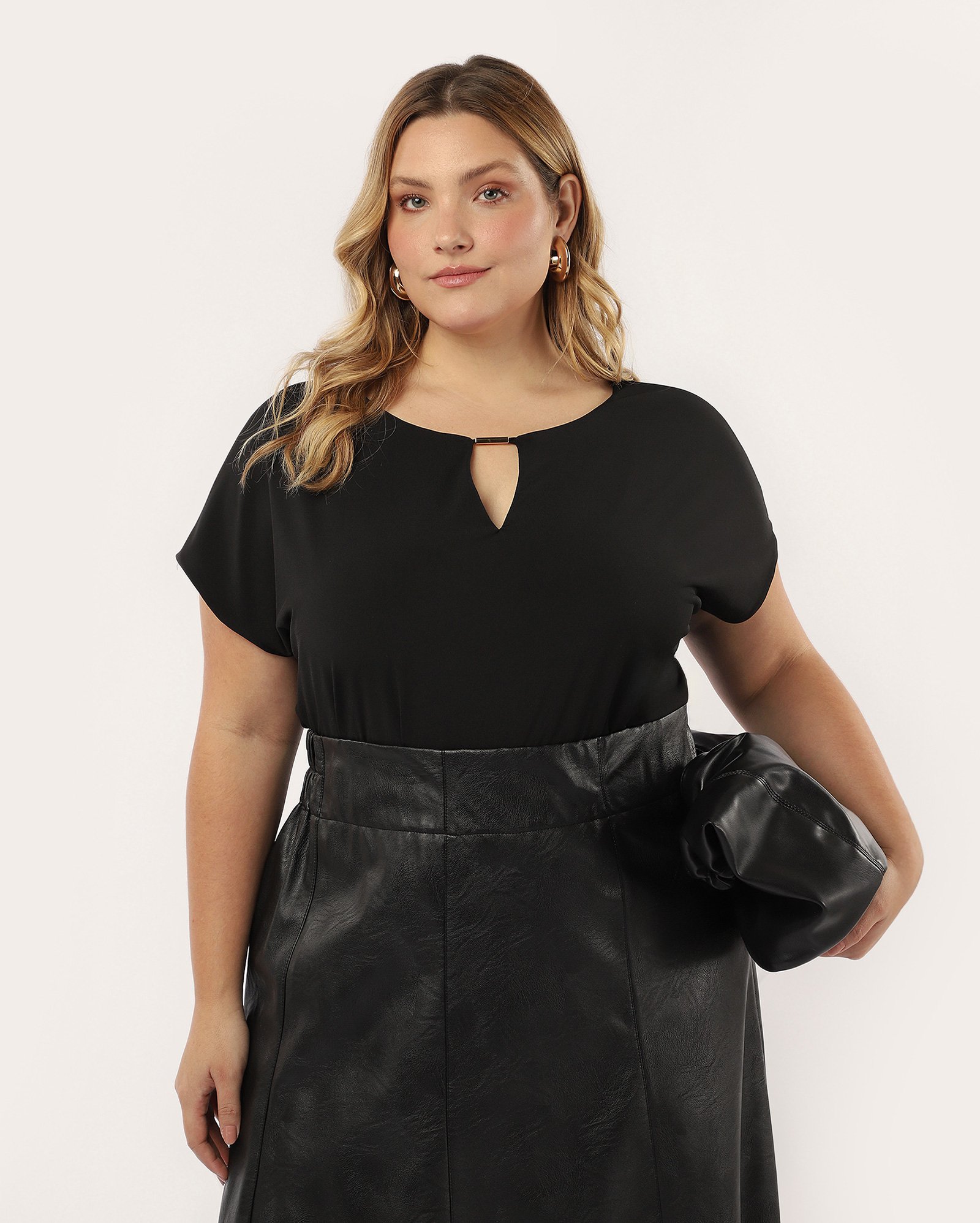 Blusa plus size feminina com recorte gota preta | AK Plus