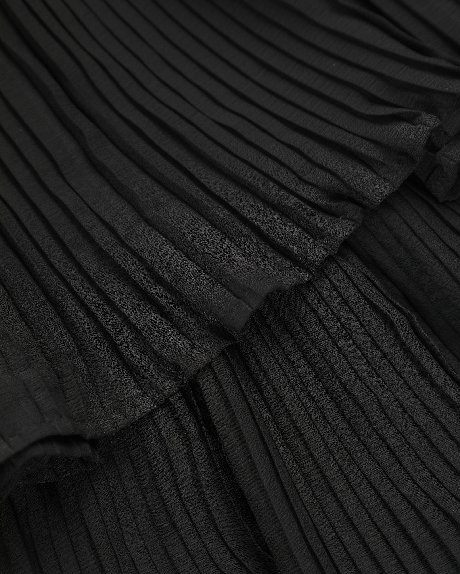 Vestido curto juvenil godê plissado preto