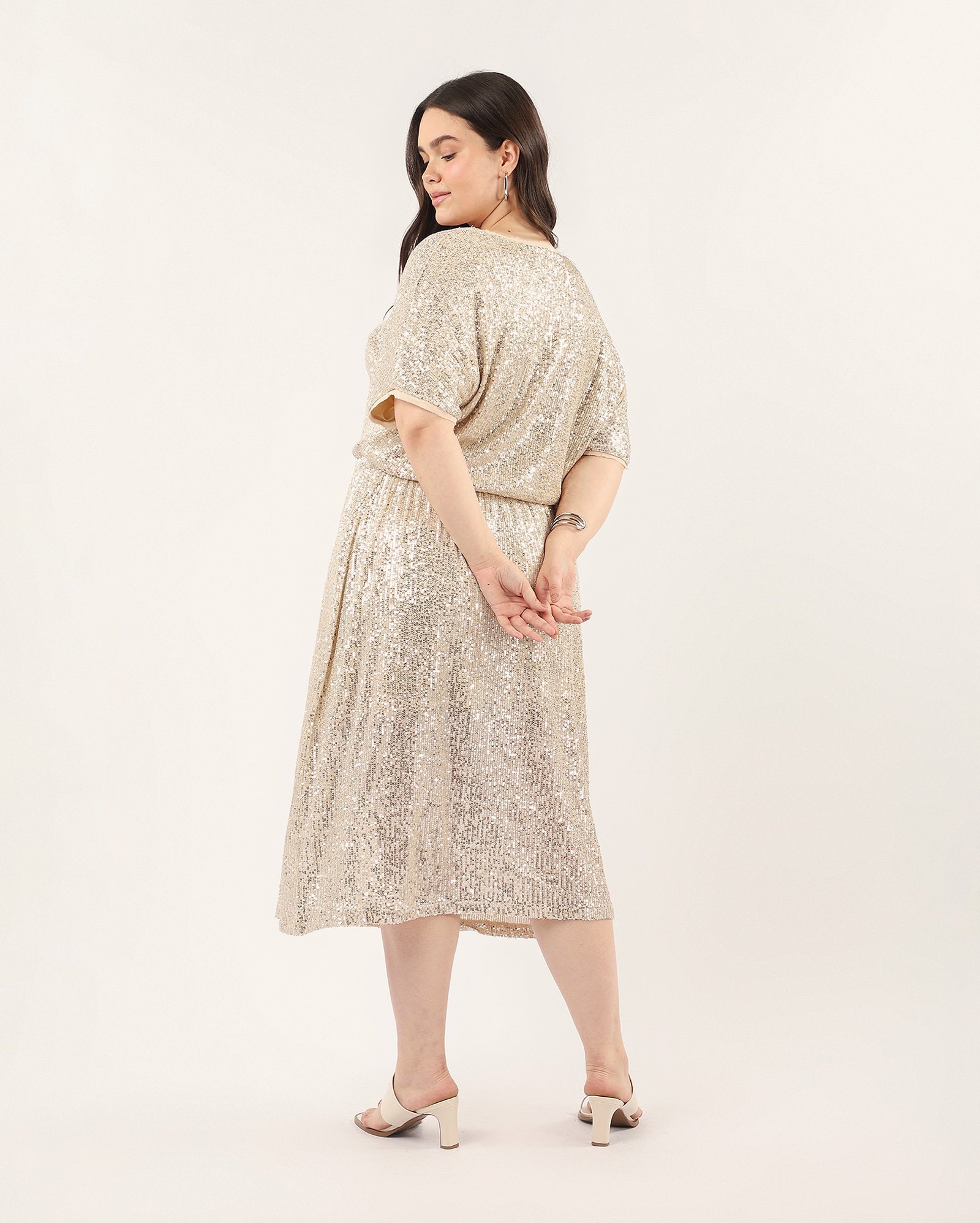 Vestido plus size midi paete metalizado - bege — foto 3