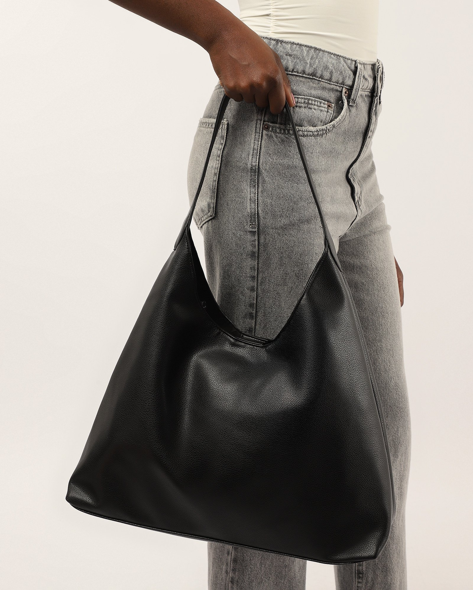 Bolsa feminina hobo maxi arredondada - Preto