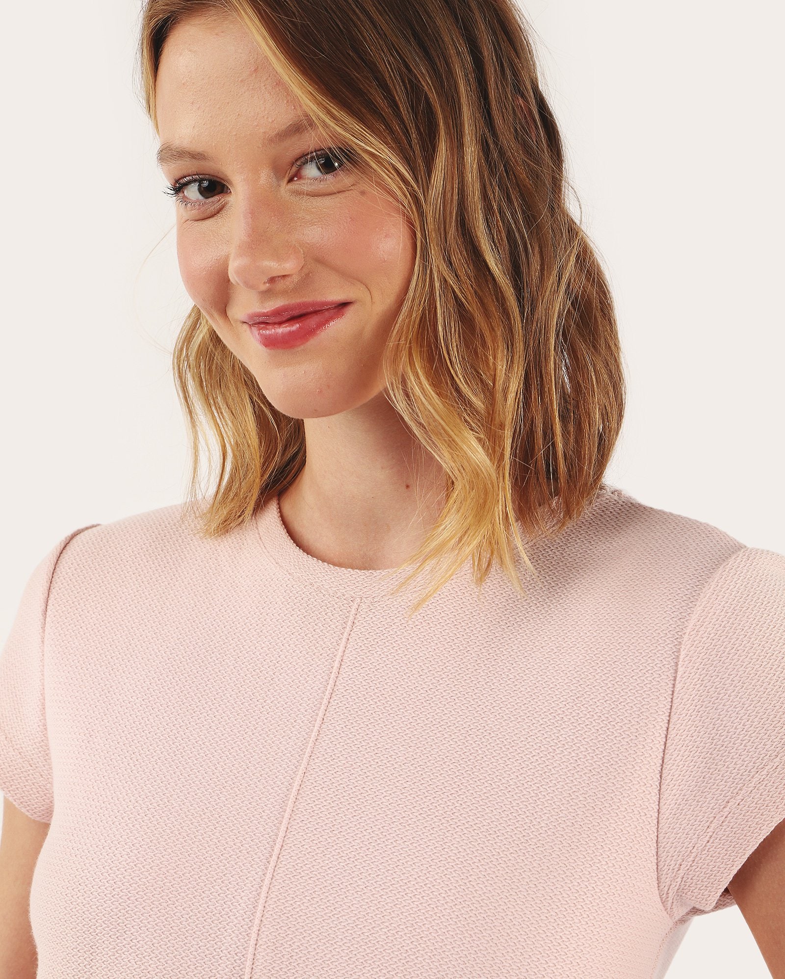 Blusa feminina texturizada com fenda frontal rosa | Pool — foto 3