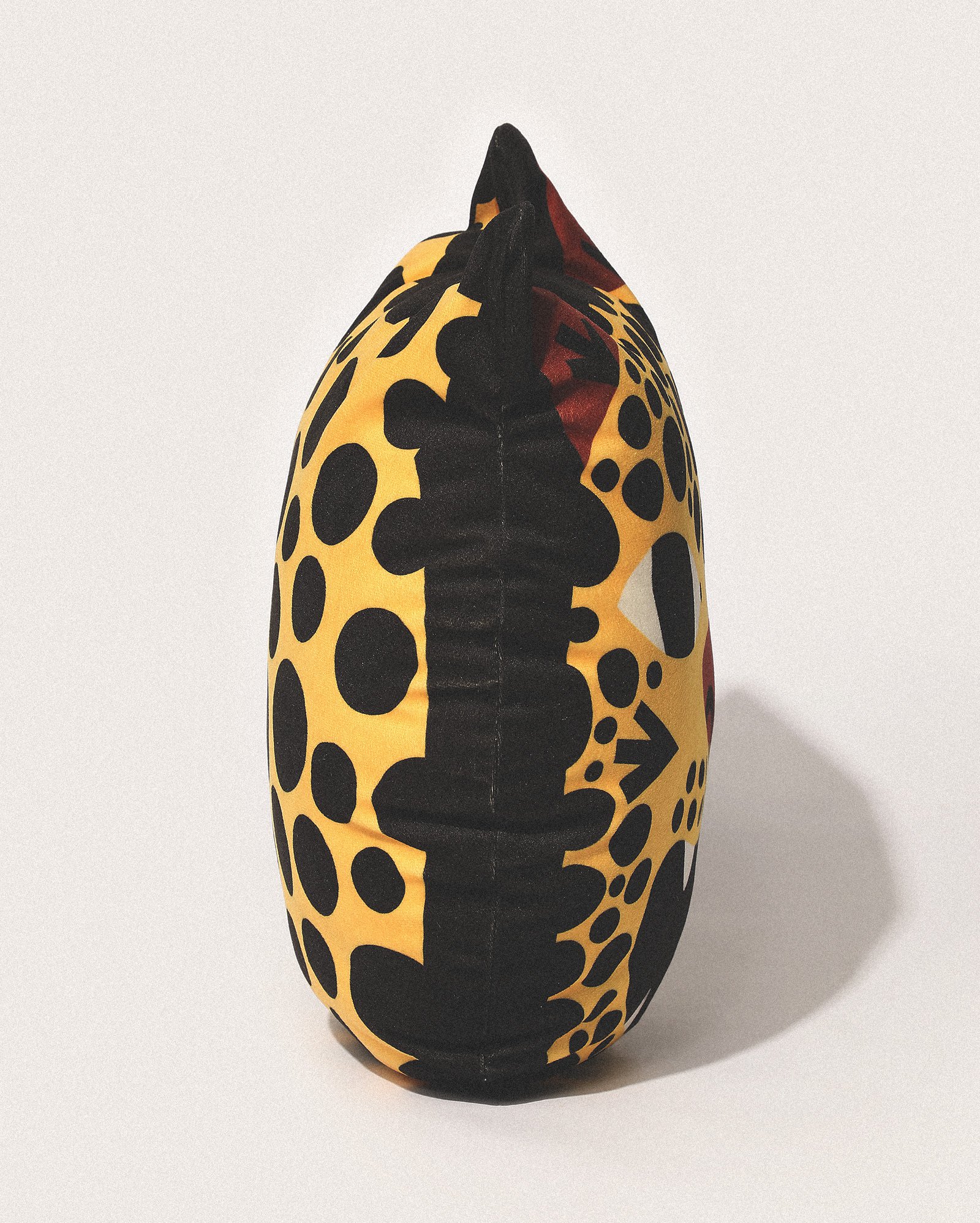 Almofada formato Onça 45cm amarela | Ceramiquinho + Casa Riachuelo