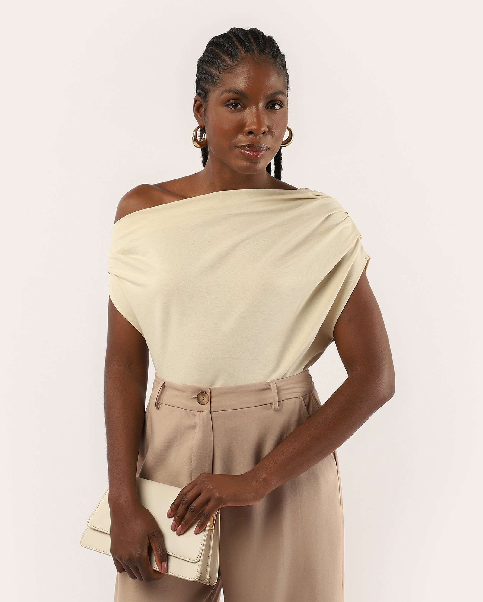 Blusa feminina ampla com viscose um ombro só bege