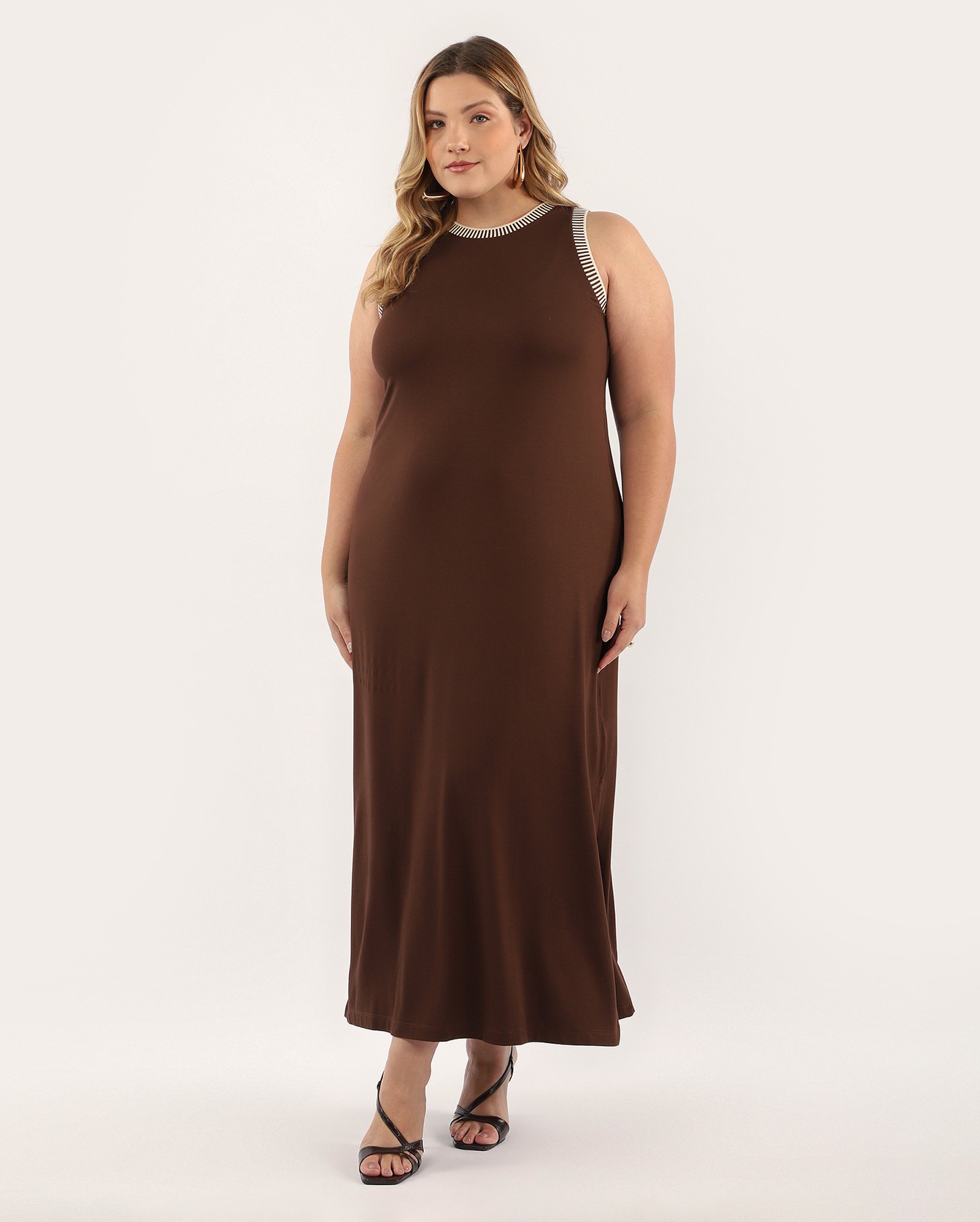 Vestido plus size midi reto com viscose e fenda marrom