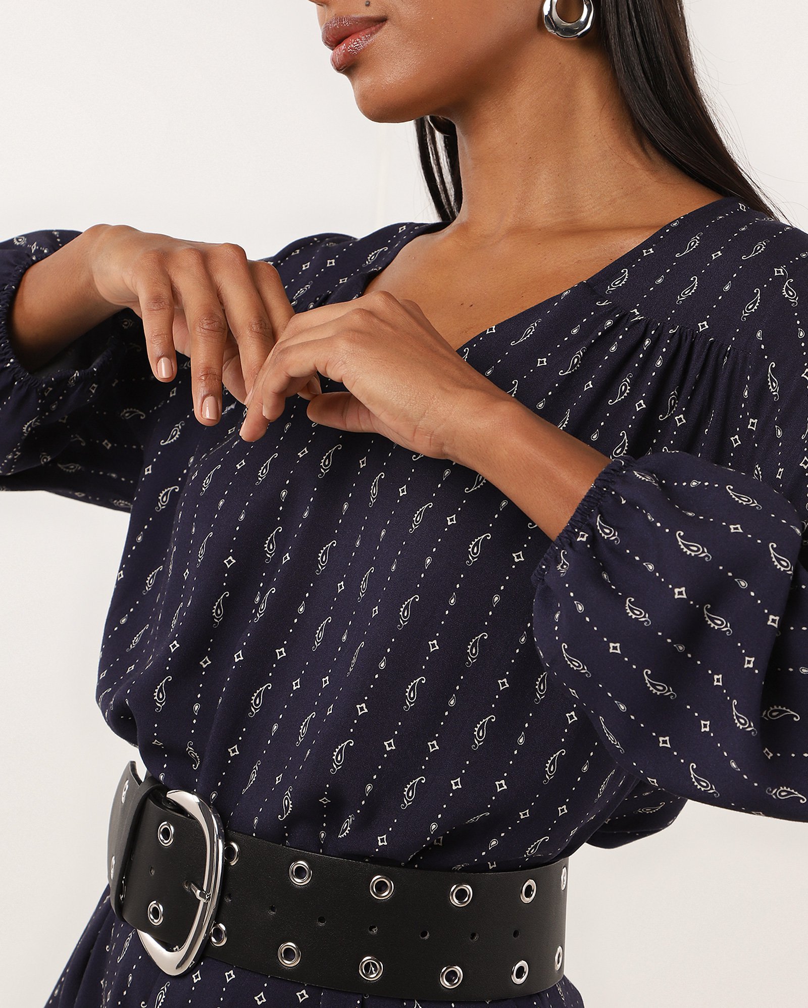 Vestido curto reto Gabi estampado em viscose - Azul Escuro — foto 5