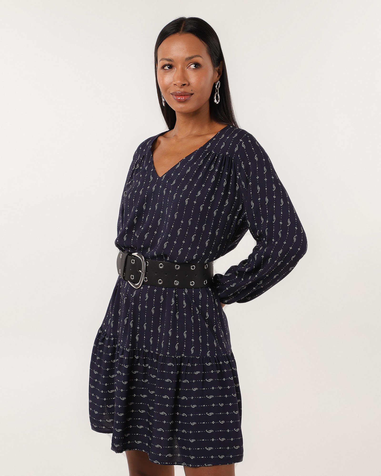 Vestido curto reto Gabi estampado em viscose - Azul Escuro — foto 4