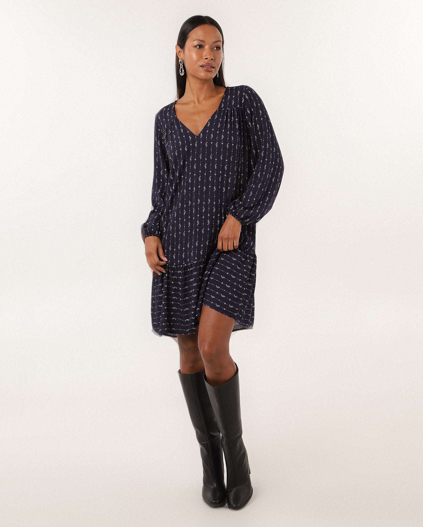 Vestido curto reto Gabi estampado em viscose - Azul Escuro — foto 3