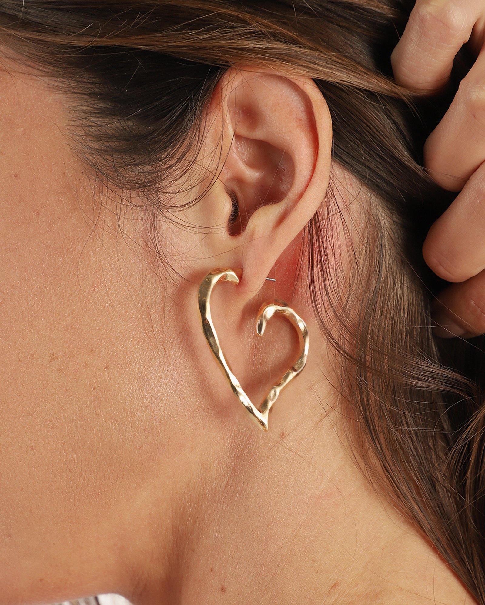 Brinco feminino coração martelado dourado