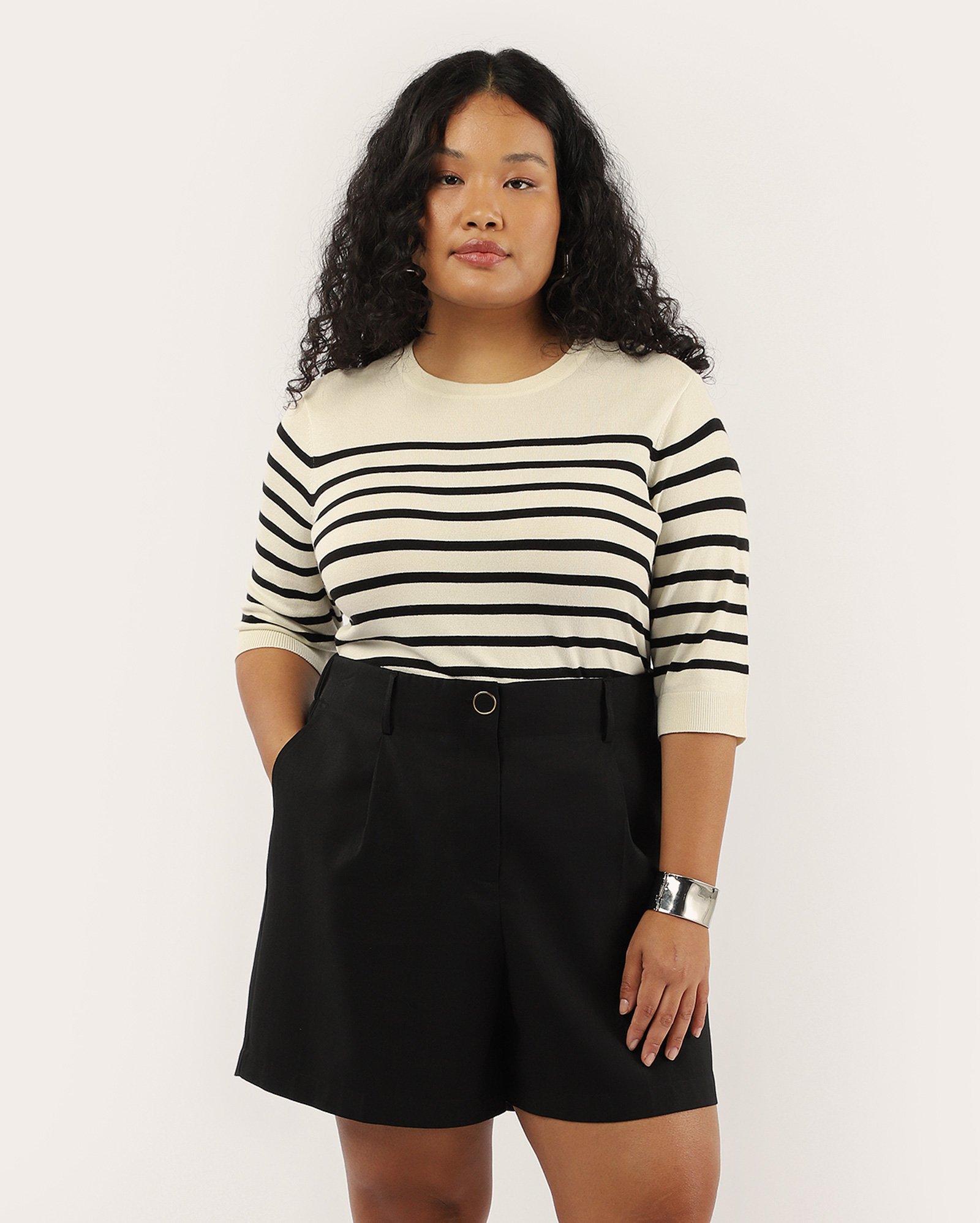 Short plus size feminino alfaiataria com viscose preto
