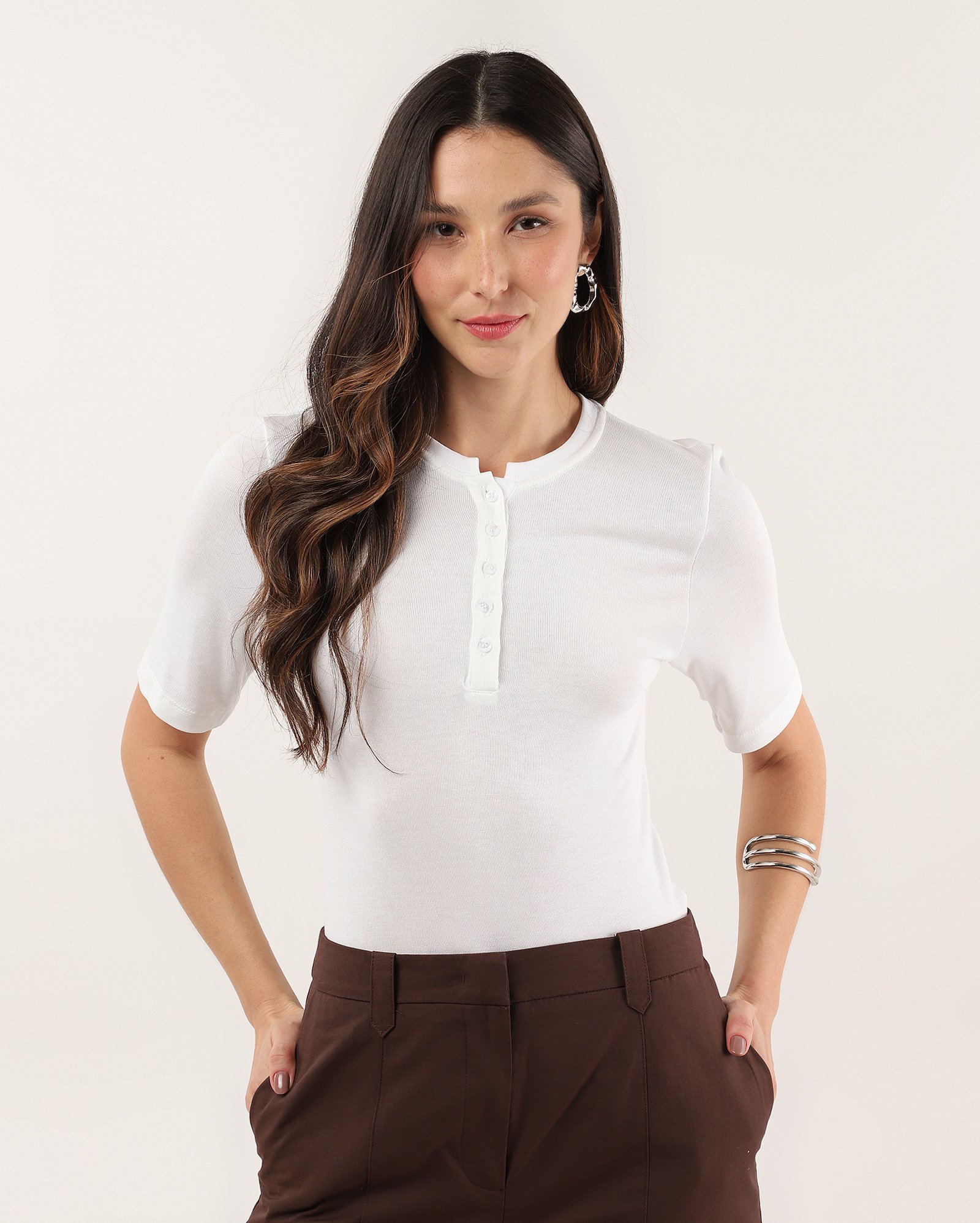 Blusa feminina ajustada em viscose com botões branca
