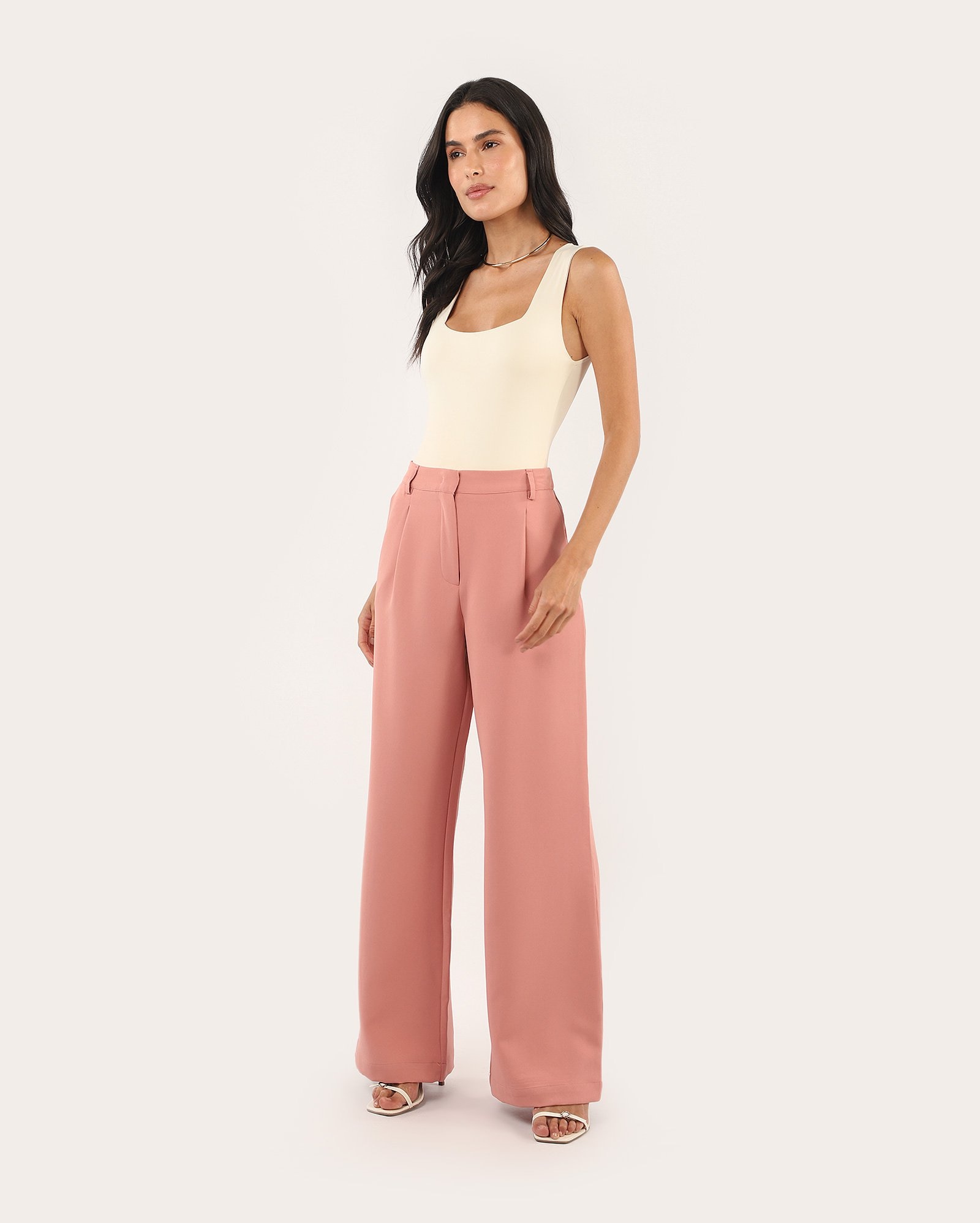 Calça feminina alfaiatada cenoura com prega - Rosa