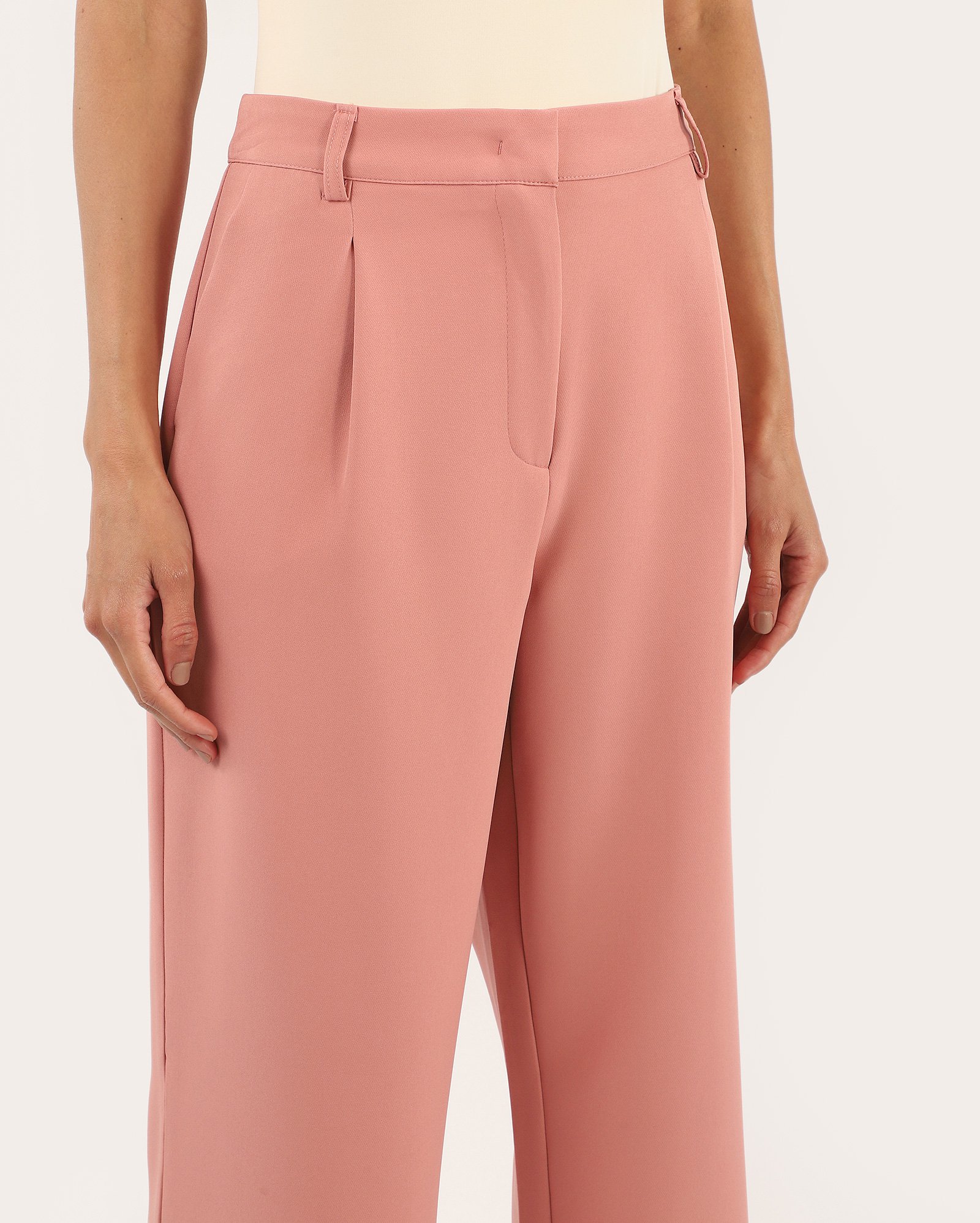 Calça feminina alfaiatada cenoura com prega - Rosa