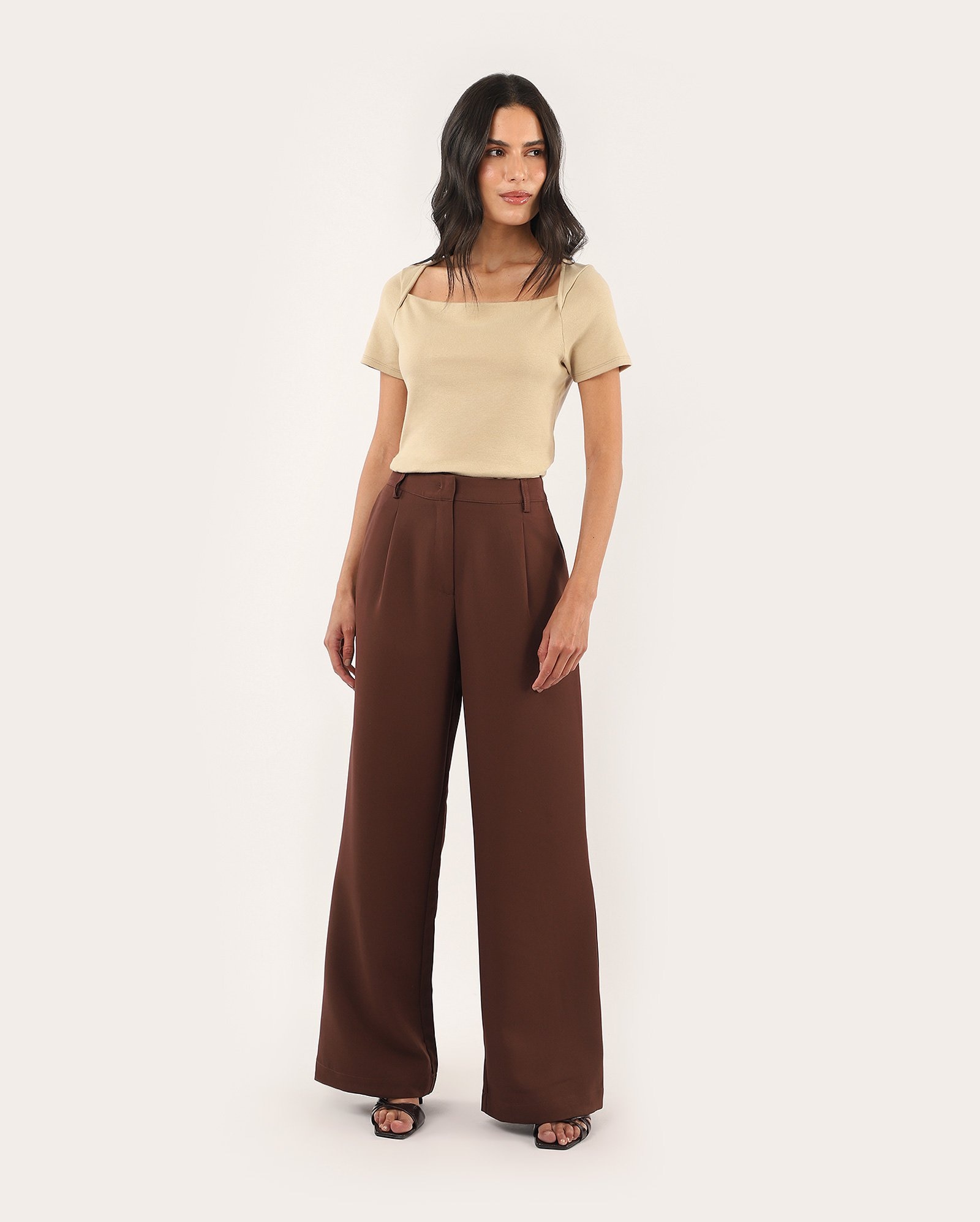 Calça feminina alfaiatada cenoura com prega - Marrom