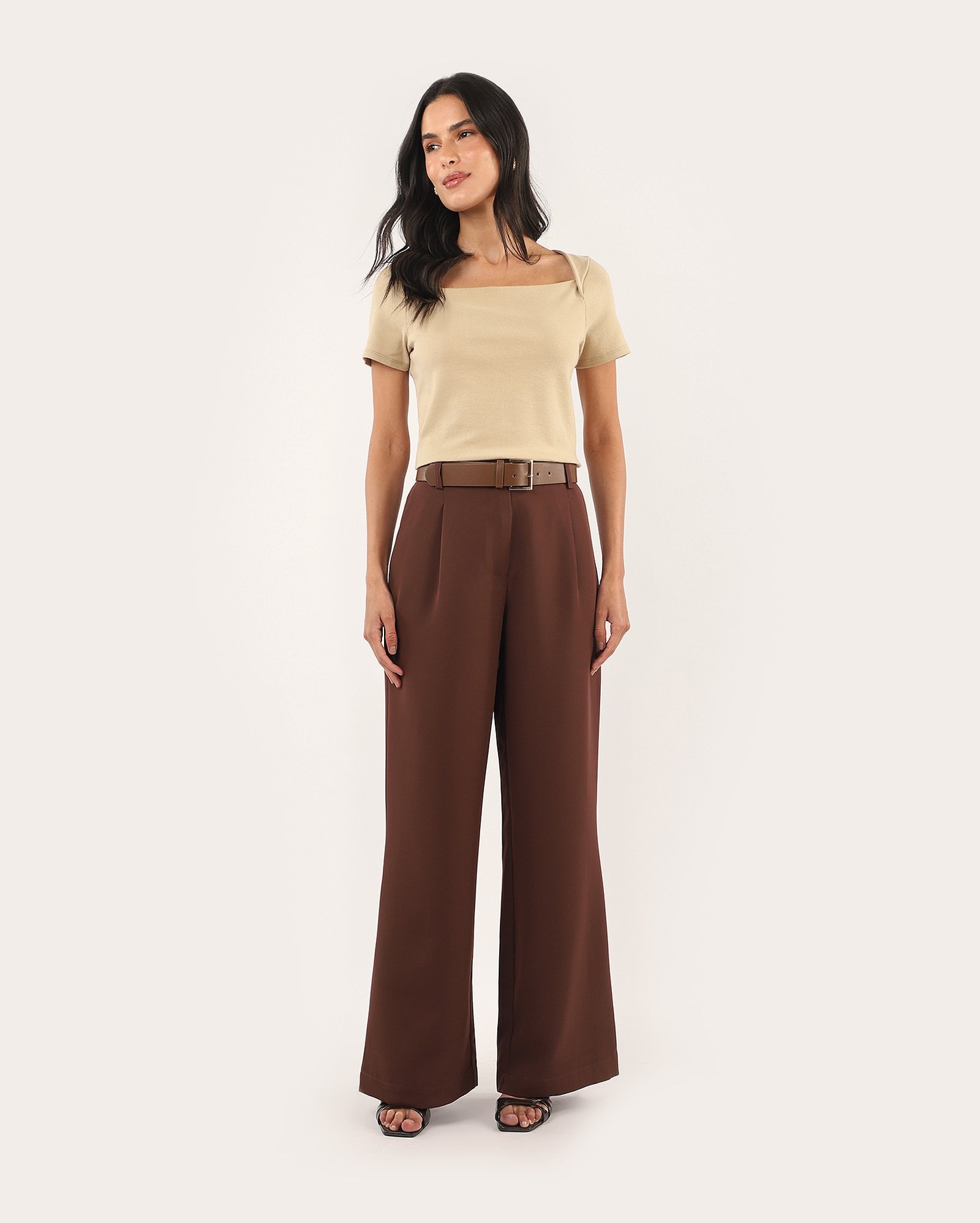 Calça feminina alfaiatada cenoura com prega - Marrom