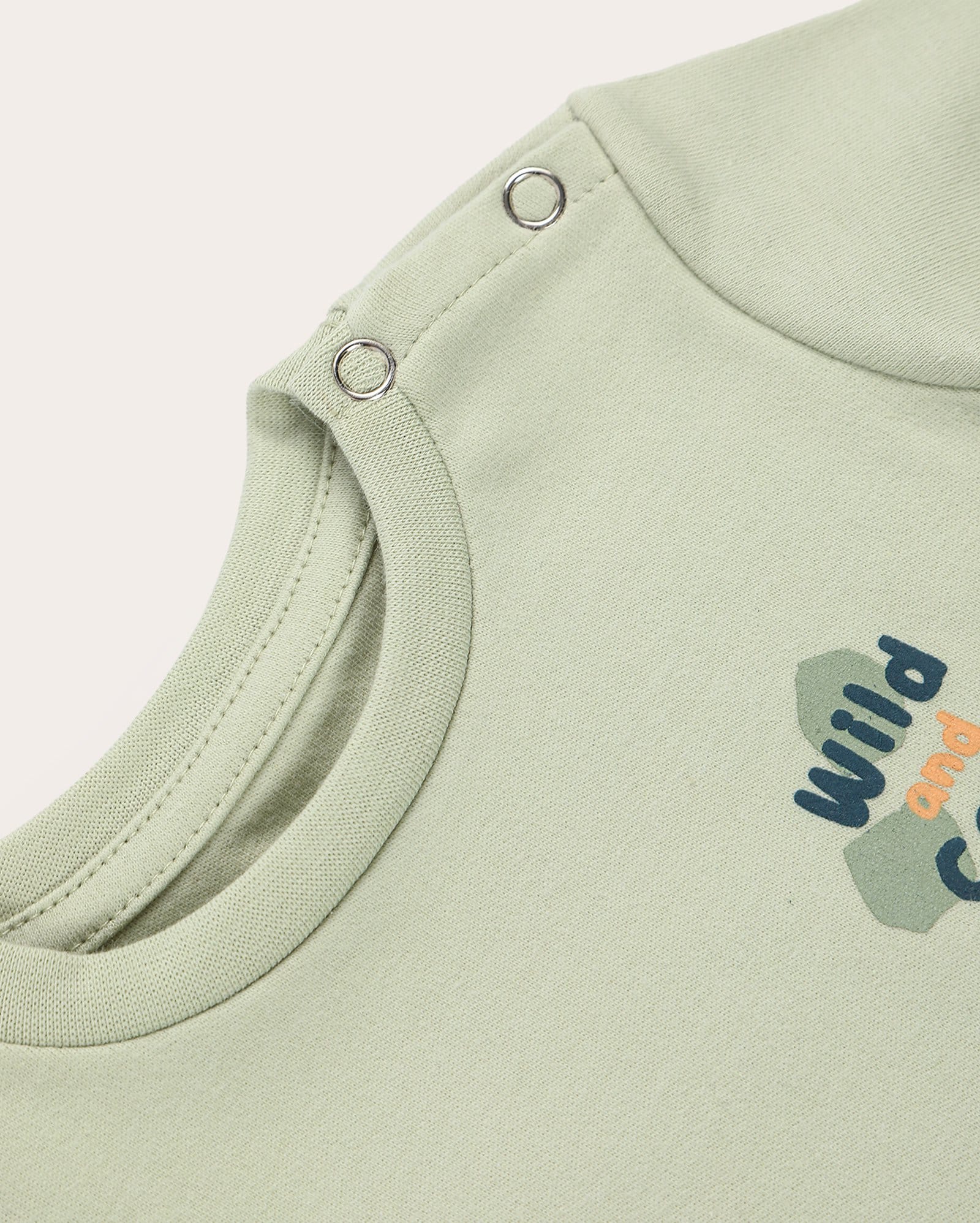 Camiseta bebê regular manga longa em lettering verde — foto 2