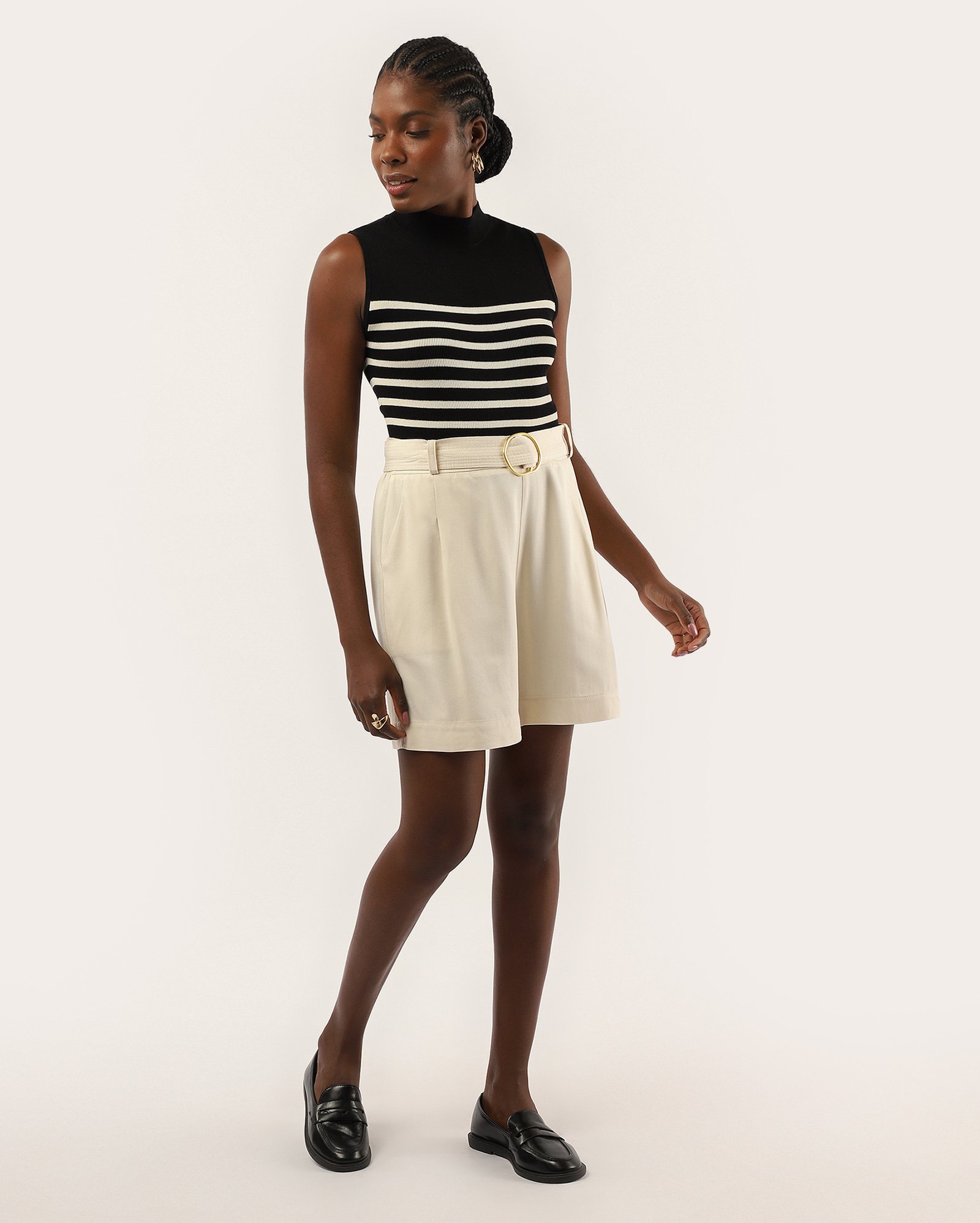 Short feminino em viscose com cinto bege