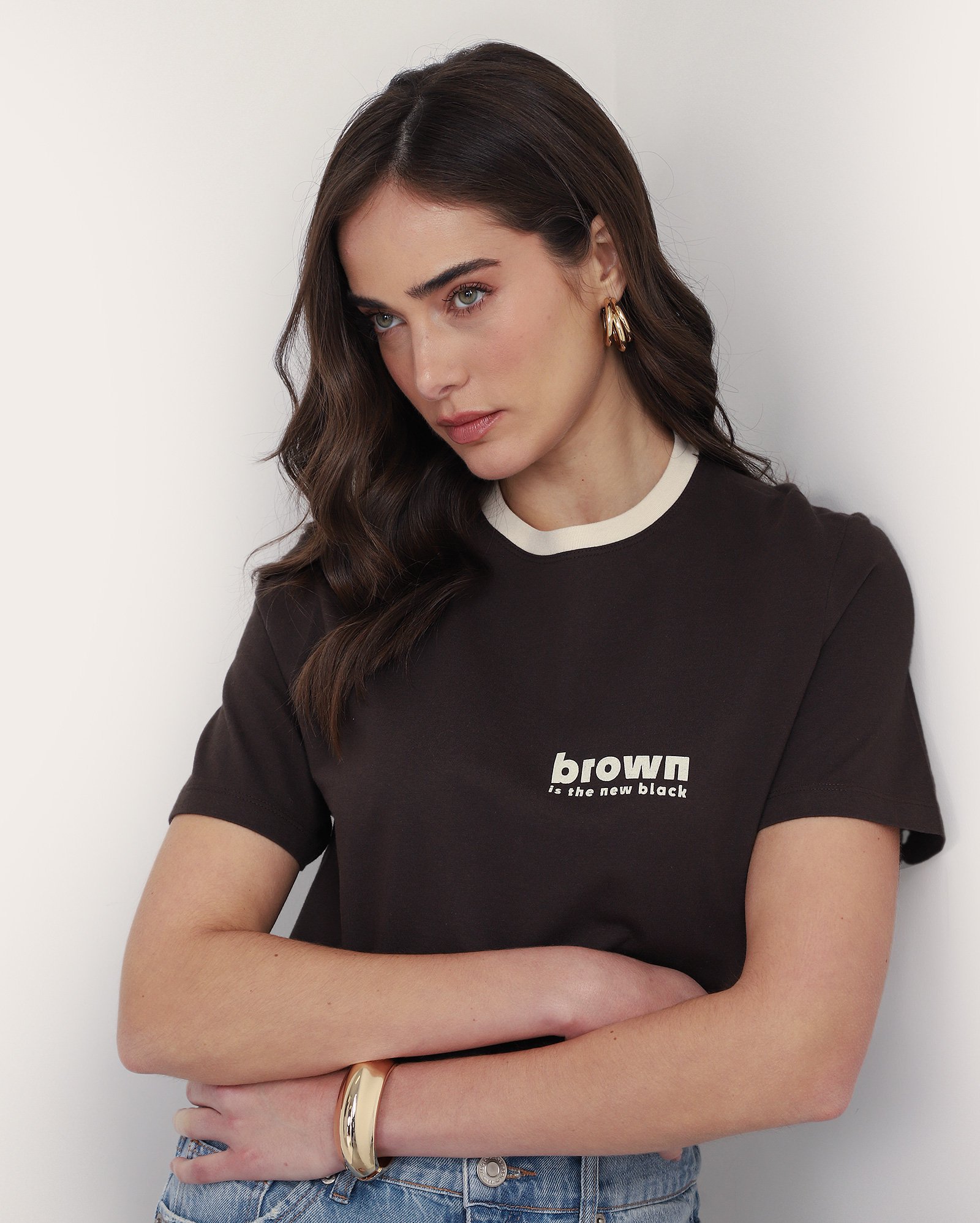 Camiseta feminina brown is the new black marrom
