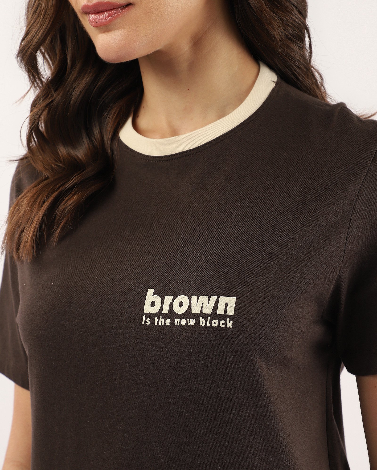 Camiseta feminina brown is the new black marrom — foto 3