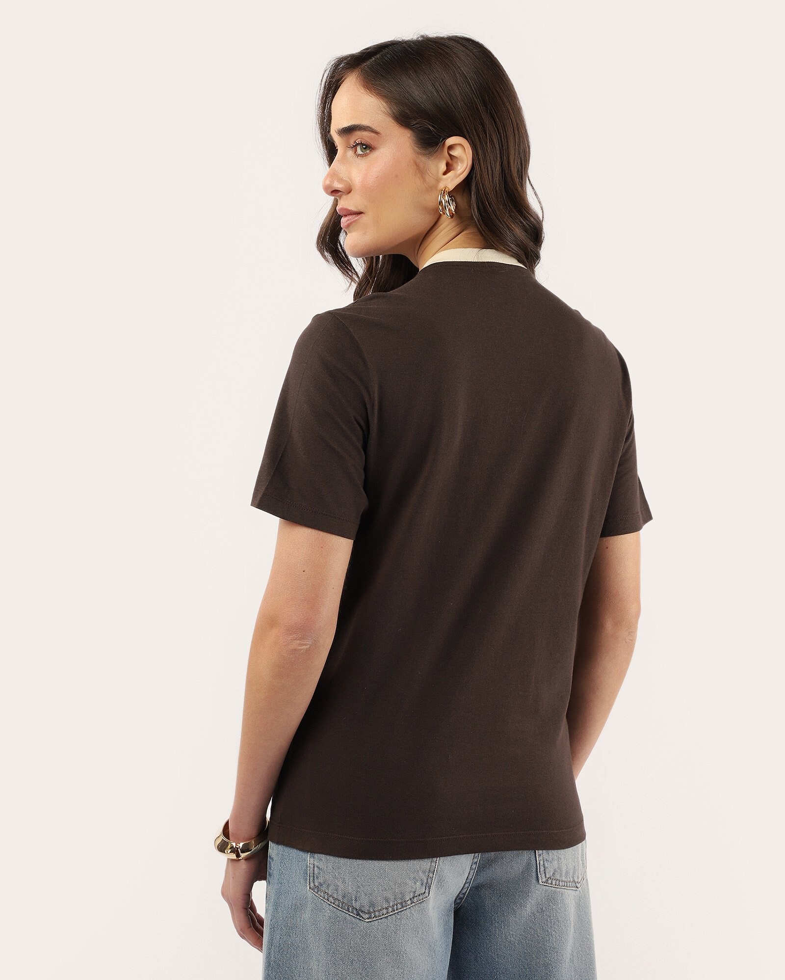 Camiseta feminina brown is the new black marrom — foto 5