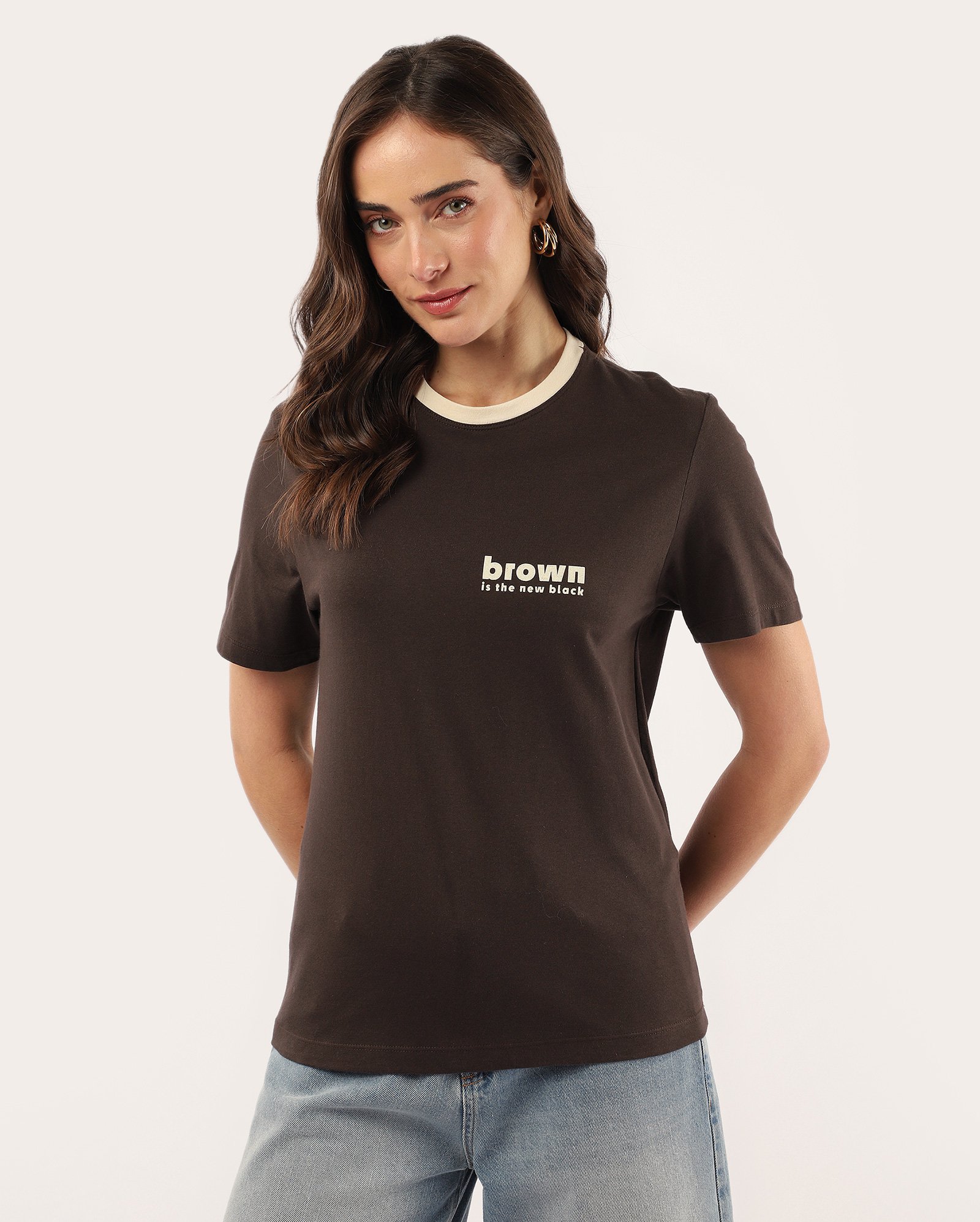 Camiseta feminina brown is the new black marrom — foto 4