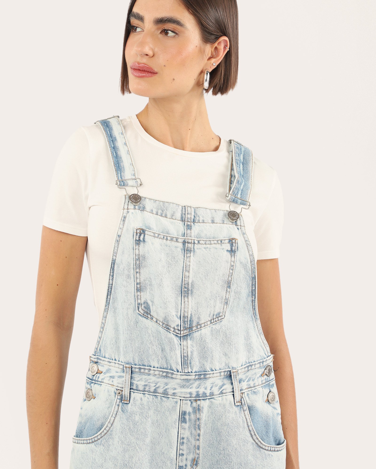 Jardineira jeans feminina estonada - denim claro | Pool Jeans